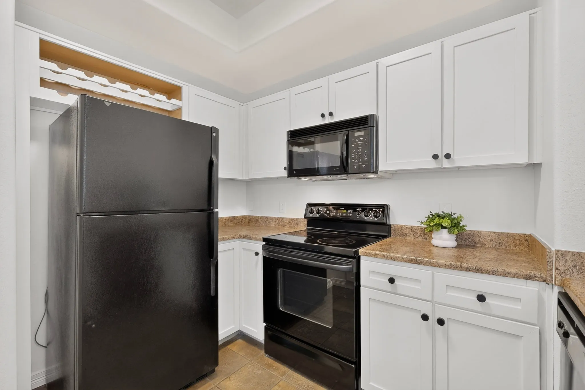 Condominium For Sale in Dallas County , 330 Las Colinas Boulevard E 220, Irving, Texas 75039, 1 Bedroom, 1 Bathroom, 1 Garage spaces, 813 Sqft, built in 2001, mls#21307870, Real Estate Agent in Irving, Homes For Sale in Dallas county, Homes For Sale in Irving, Realtor in Irving Texas, Real Estate Brokerage Independent Realty Texas, Luminita Cordes Realtor