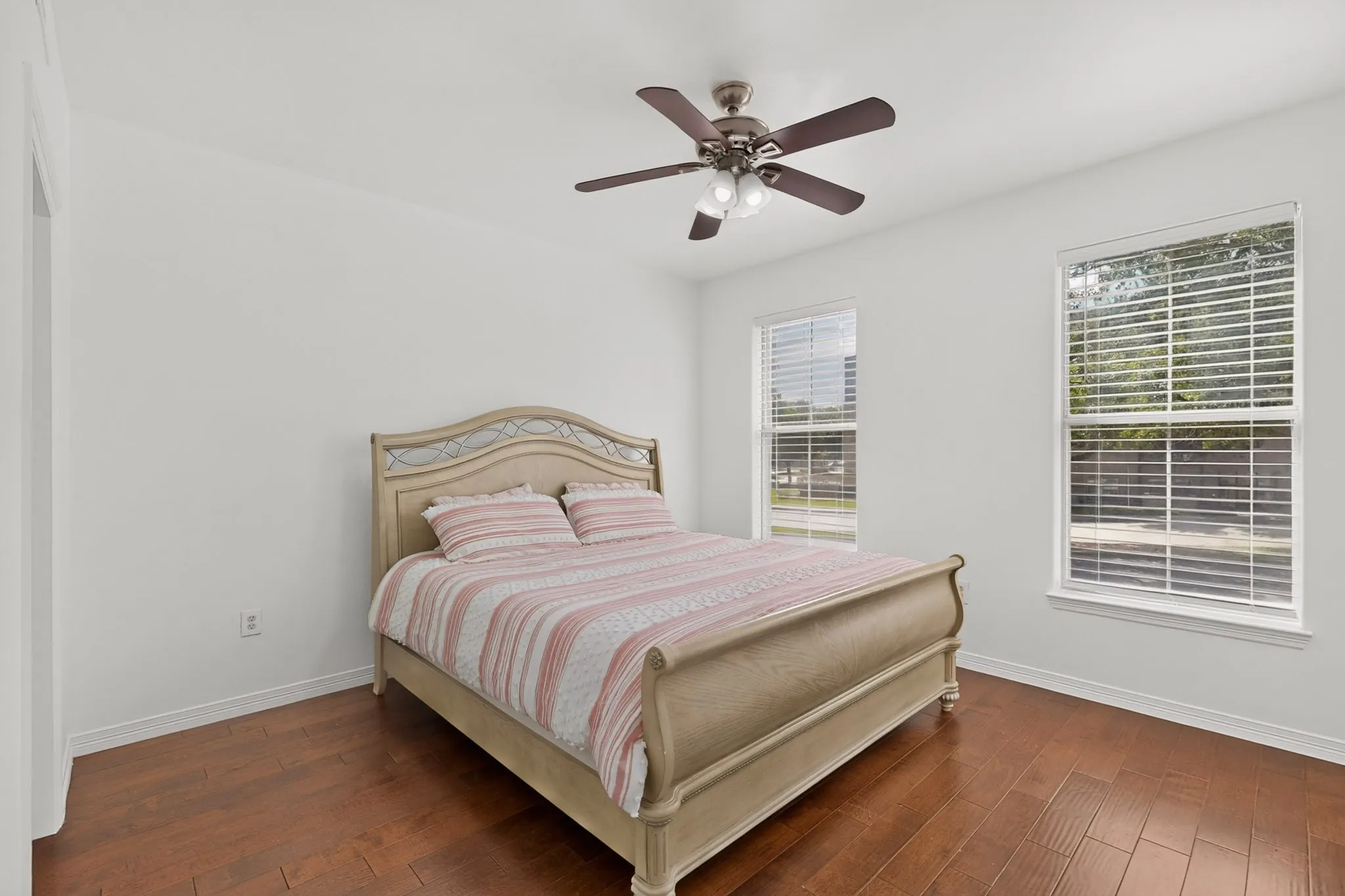 Condominium For Sale in Dallas County , 330 Las Colinas Boulevard E 220, Irving, Texas 75039, 1 Bedroom, 1 Bathroom, 1 Garage spaces, 813 Sqft, built in 2001, mls#21307870, Real Estate Agent in Irving, Homes For Sale in Dallas county, Homes For Sale in Irving, Realtor in Irving Texas, Real Estate Brokerage Independent Realty Texas, Luminita Cordes Realtor