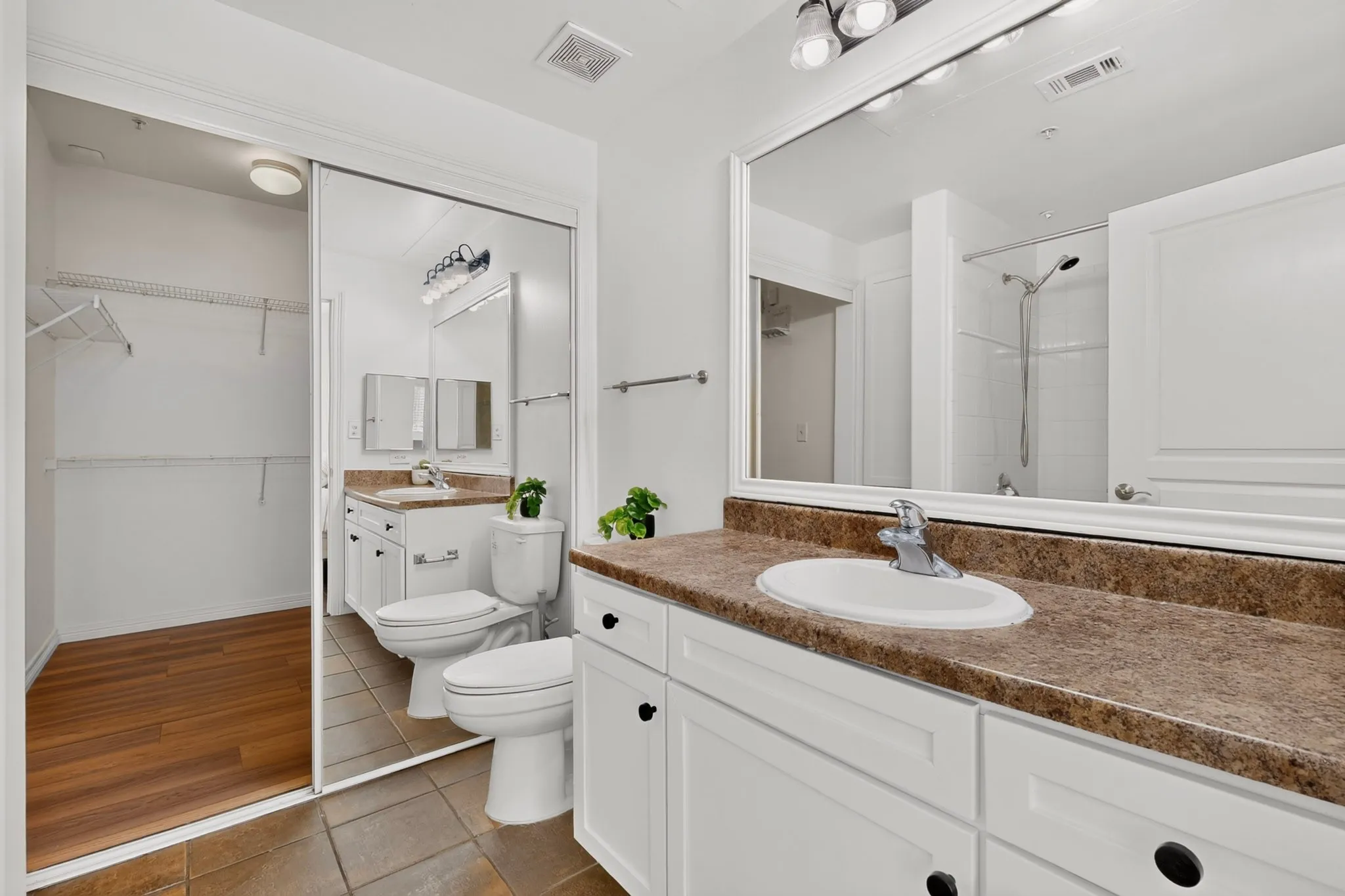 Condominium For Sale in Dallas County , 330 Las Colinas Boulevard E 220, Irving, Texas 75039, 1 Bedroom, 1 Bathroom, 1 Garage spaces, 813 Sqft, built in 2001, mls#21307870, Real Estate Agent in Irving, Homes For Sale in Dallas county, Homes For Sale in Irving, Realtor in Irving Texas, Real Estate Brokerage Independent Realty Texas, Luminita Cordes Realtor