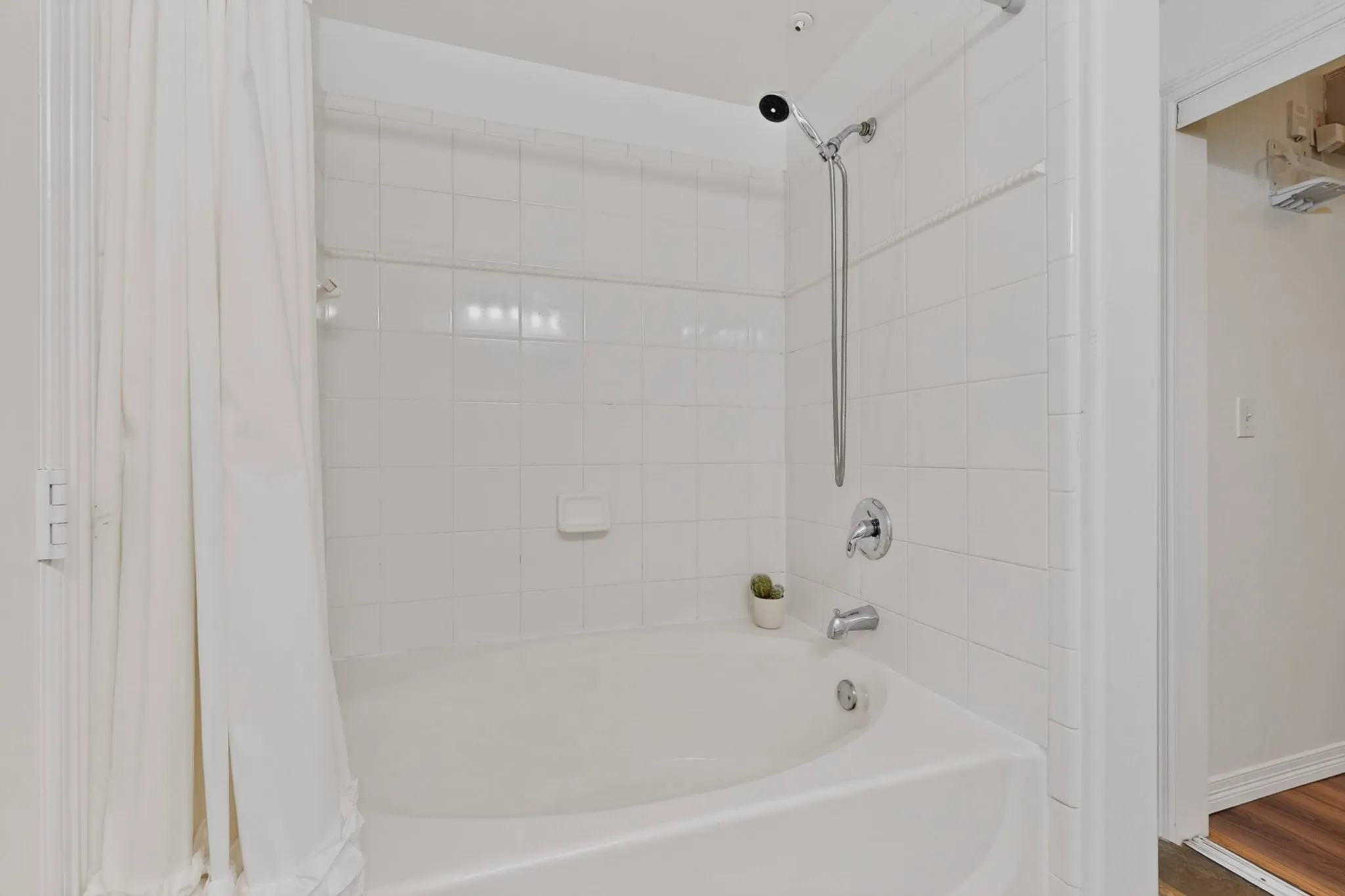 Condominium For Sale in Dallas County , 330 Las Colinas Boulevard E 220, Irving, Texas 75039, 1 Bedroom, 1 Bathroom, 1 Garage spaces, 813 Sqft, built in 2001, mls#21307870, Real Estate Agent in Irving, Homes For Sale in Dallas county, Homes For Sale in Irving, Realtor in Irving Texas, Real Estate Brokerage Independent Realty Texas, Luminita Cordes Realtor
