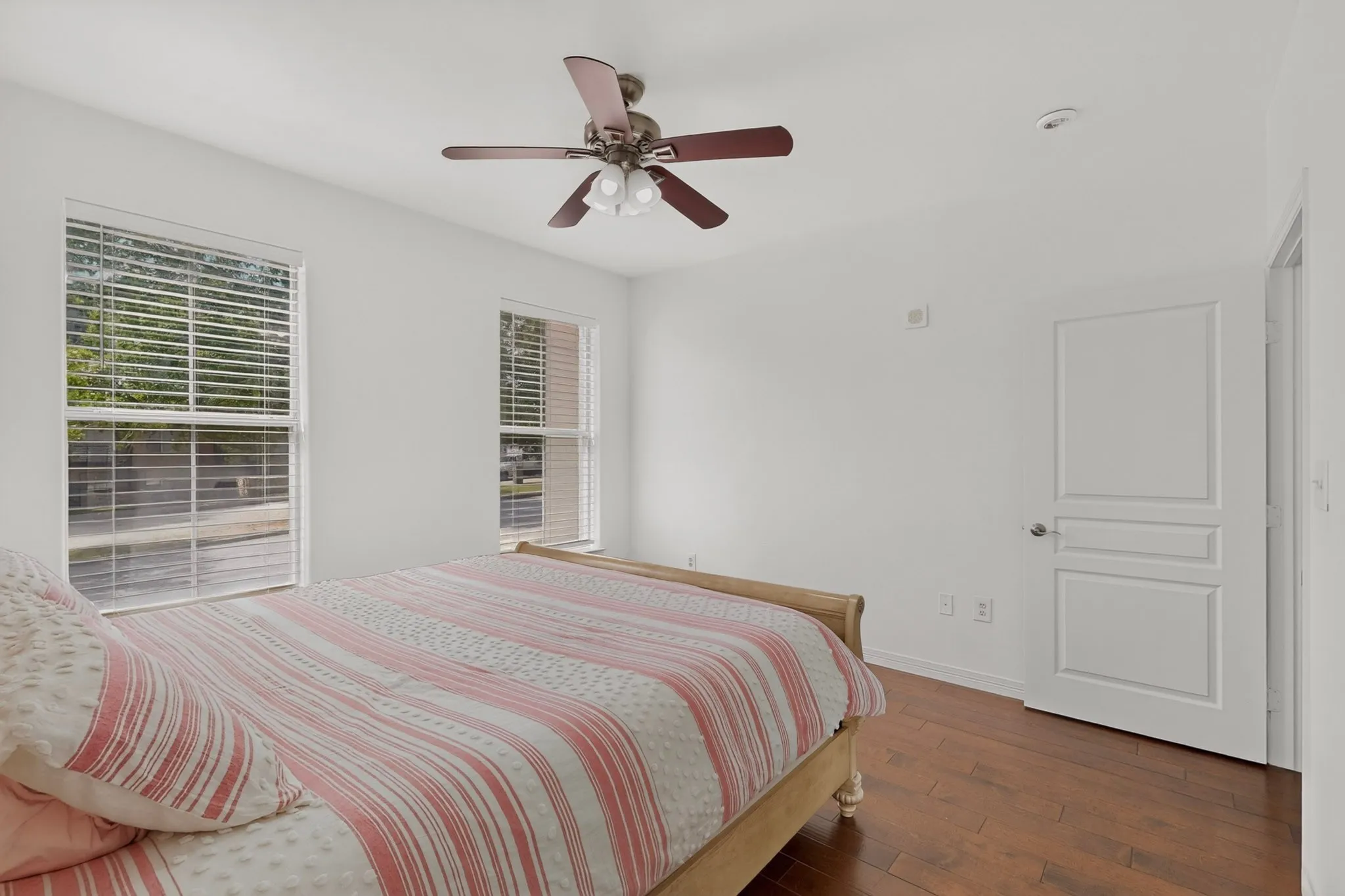 Condominium For Sale in Dallas County , 330 Las Colinas Boulevard E 220, Irving, Texas 75039, 1 Bedroom, 1 Bathroom, 1 Garage spaces, 813 Sqft, built in 2001, mls#21307870, Real Estate Agent in Irving, Homes For Sale in Dallas county, Homes For Sale in Irving, Realtor in Irving Texas, Real Estate Brokerage Independent Realty Texas, Luminita Cordes Realtor