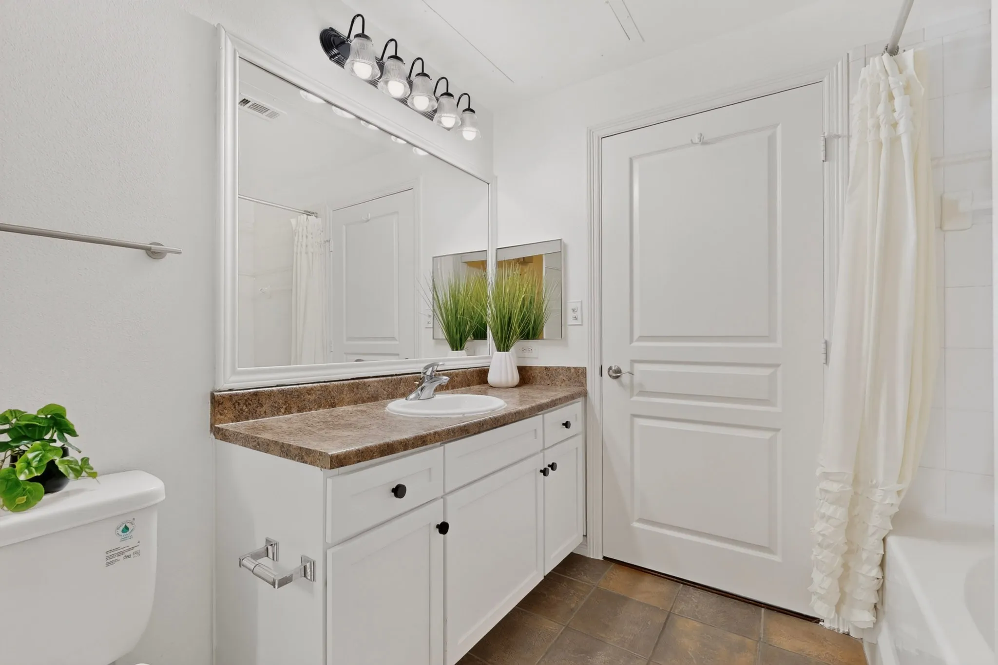 Condominium For Sale in Dallas County , 330 Las Colinas Boulevard E 220, Irving, Texas 75039, 1 Bedroom, 1 Bathroom, 1 Garage spaces, 813 Sqft, built in 2001, mls#21307870, Real Estate Agent in Irving, Homes For Sale in Dallas county, Homes For Sale in Irving, Realtor in Irving Texas, Real Estate Brokerage Independent Realty Texas, Luminita Cordes Realtor
