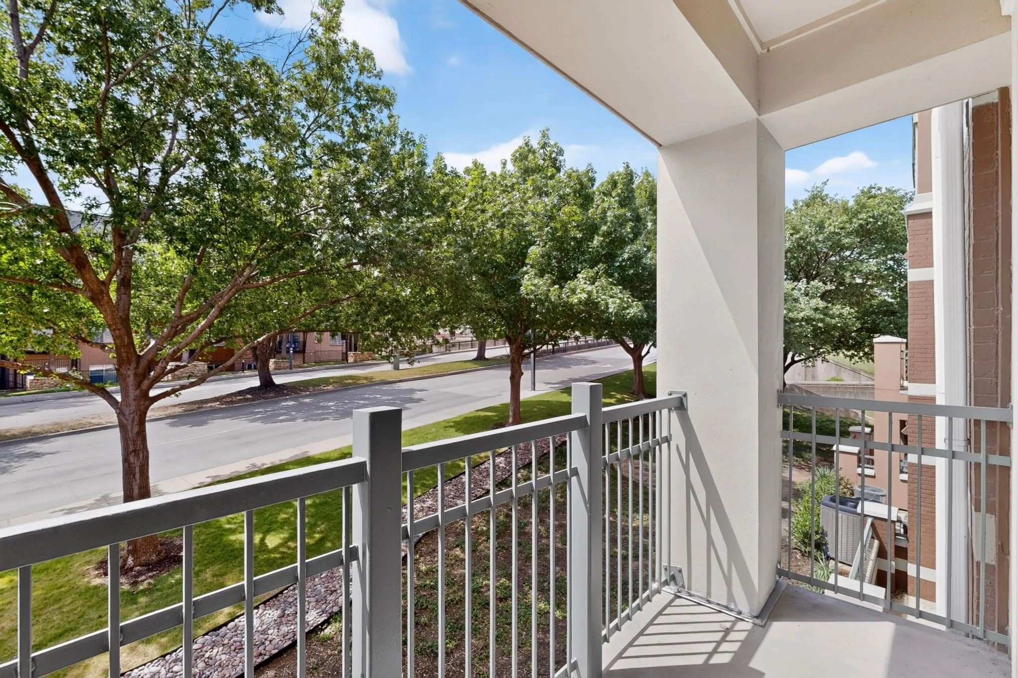 Condominium For Sale in Dallas County , 330 Las Colinas Boulevard E 220, Irving, Texas 75039, 1 Bedroom, 1 Bathroom, 1 Garage spaces, 813 Sqft, built in 2001, mls#21307870, Real Estate Agent in Irving, Homes For Sale in Dallas county, Homes For Sale in Irving, Realtor in Irving Texas, Real Estate Brokerage Independent Realty Texas, Luminita Cordes Realtor