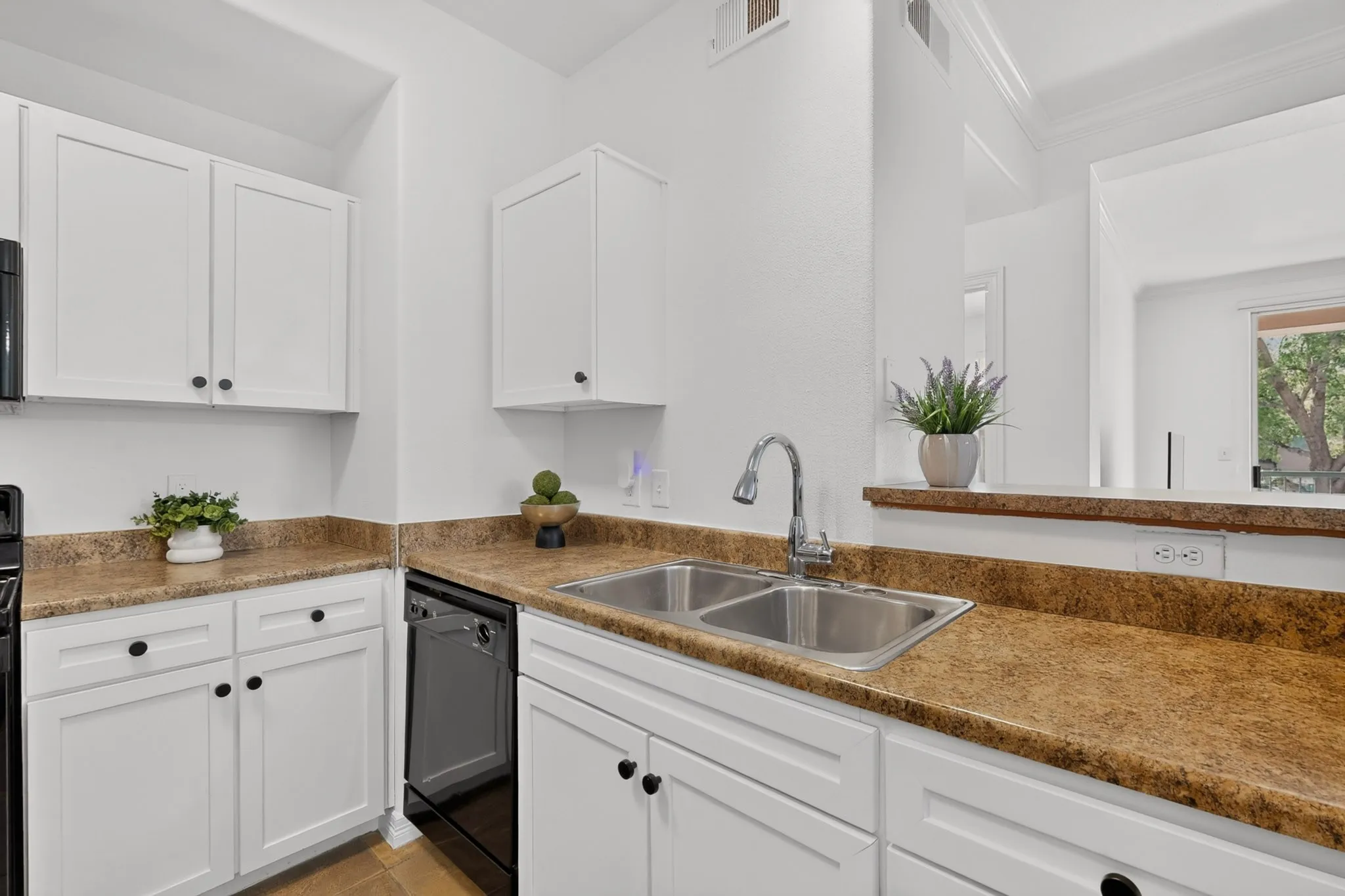 Condominium For Sale in Dallas County , 330 Las Colinas Boulevard E 220, Irving, Texas 75039, 1 Bedroom, 1 Bathroom, 1 Garage spaces, 813 Sqft, built in 2001, mls#21307870, Real Estate Agent in Irving, Homes For Sale in Dallas county, Homes For Sale in Irving, Realtor in Irving Texas, Real Estate Brokerage Independent Realty Texas, Luminita Cordes Realtor