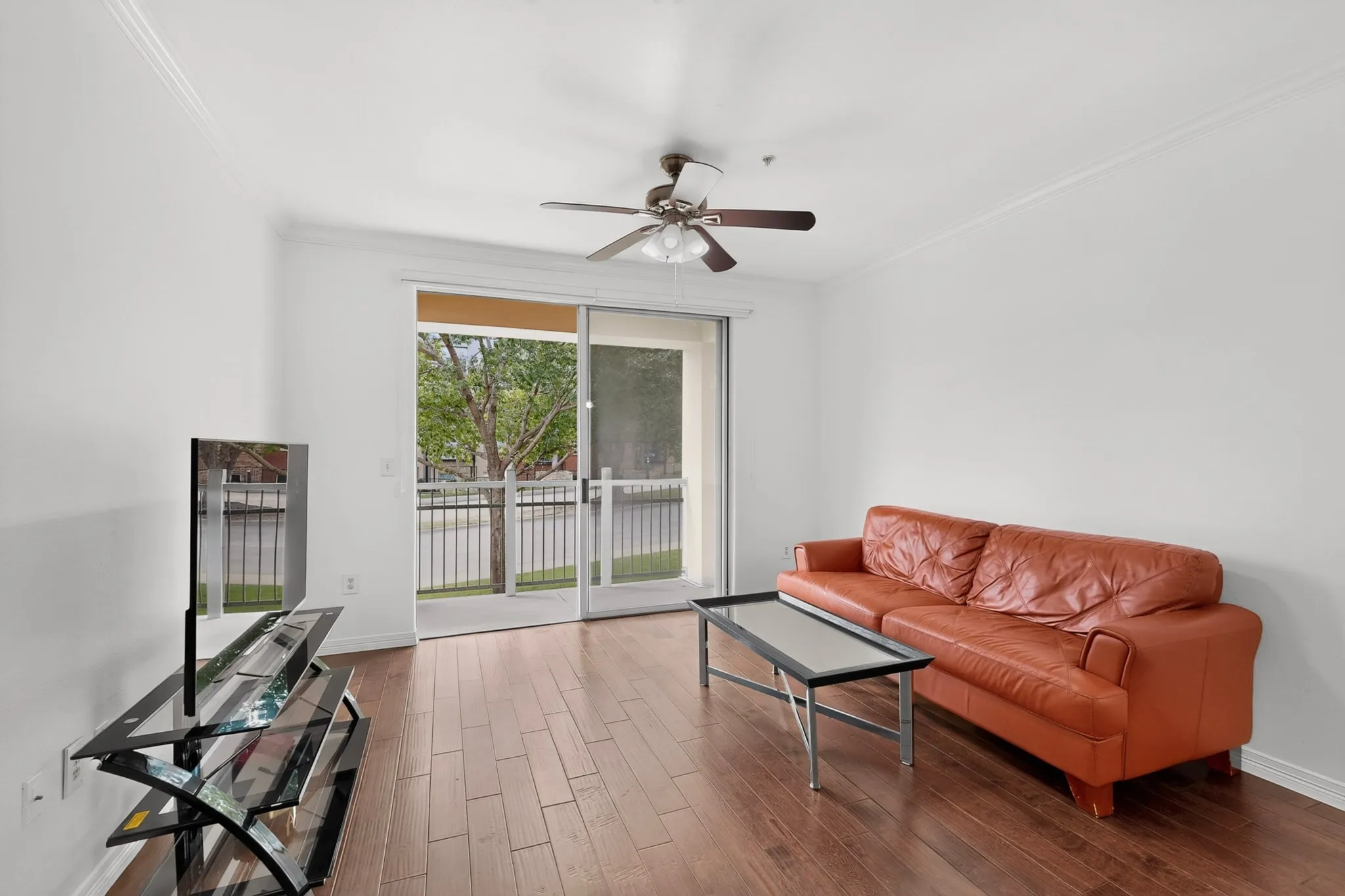 Condominium For Sale in Dallas County , 330 Las Colinas Boulevard E 220, Irving, Texas 75039, 1 Bedroom, 1 Bathroom, 1 Garage spaces, 813 Sqft, built in 2001, mls#21307870, Real Estate Agent in Irving, Homes For Sale in Dallas county, Homes For Sale in Irving, Realtor in Irving Texas, Real Estate Brokerage Independent Realty Texas, Luminita Cordes Realtor