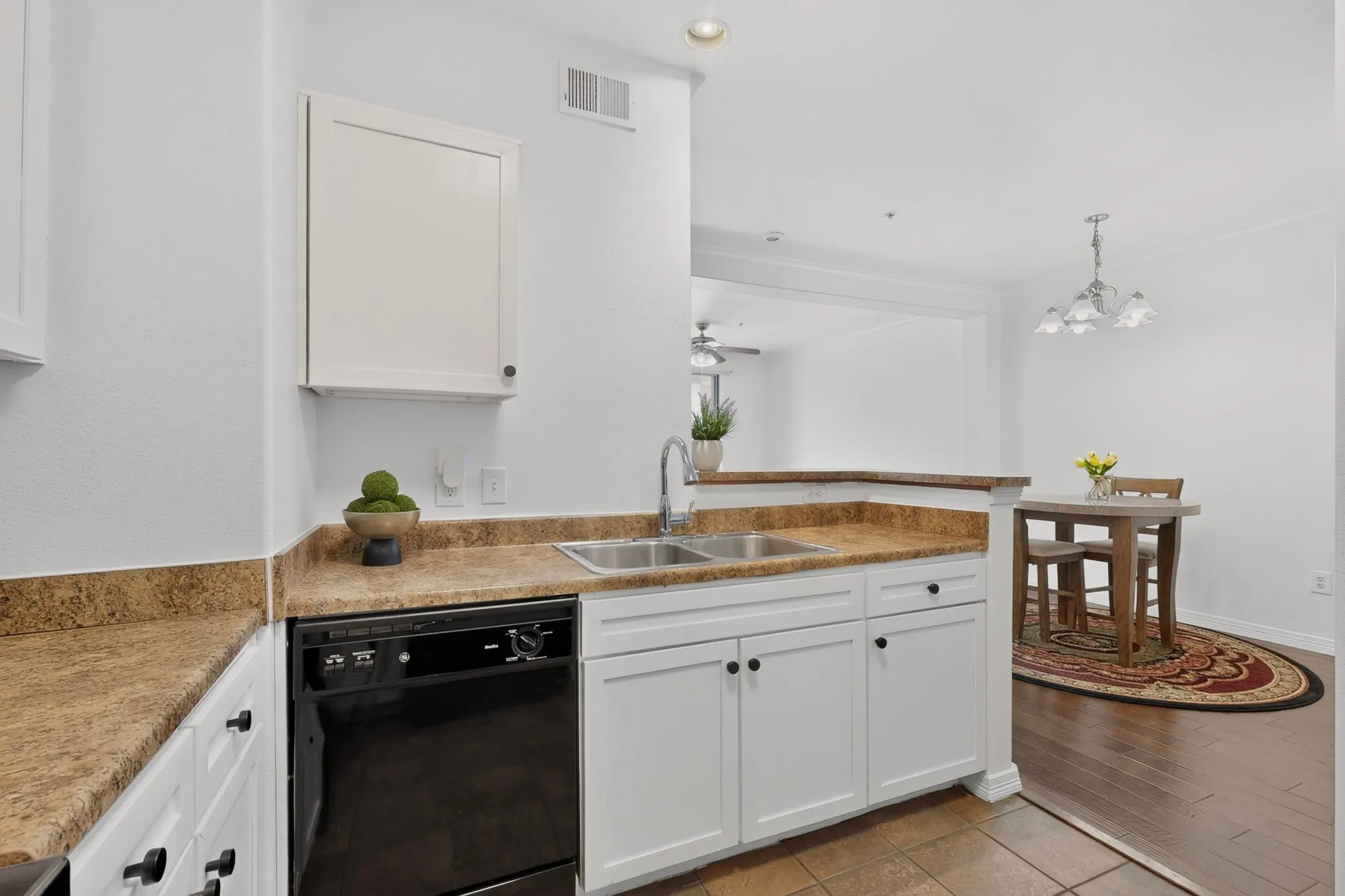 Condominium For Sale in Dallas County , 330 Las Colinas Boulevard E 220, Irving, Texas 75039, 1 Bedroom, 1 Bathroom, 1 Garage spaces, 813 Sqft, built in 2001, mls#21307870, Real Estate Agent in Irving, Homes For Sale in Dallas county, Homes For Sale in Irving, Realtor in Irving Texas, Real Estate Brokerage Independent Realty Texas, Luminita Cordes Realtor