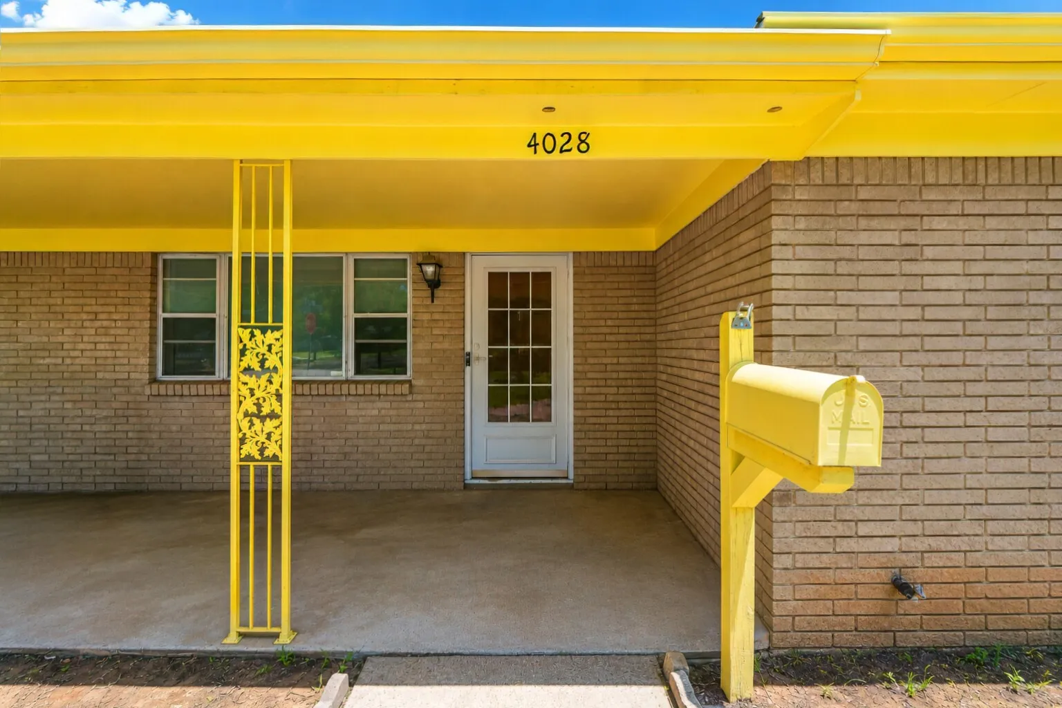 Single Family Residence For Sale in Tarrant County , 4028 Shawnee Trail, Lake Worth, Texas 76135, 4 Bedroom, 2 Bathroom, 2 Garage spaces, 2,260 Sqft, built in 1960, mls#21307778, Real Estate Agent in Lake Worth, Homes For Sale in Tarrant county, Homes For Sale in Lake Worth, Realtor in Lake Worth Texas, Real Estate Brokerage Independent Realty Texas, Luminita Cordes Realtor
