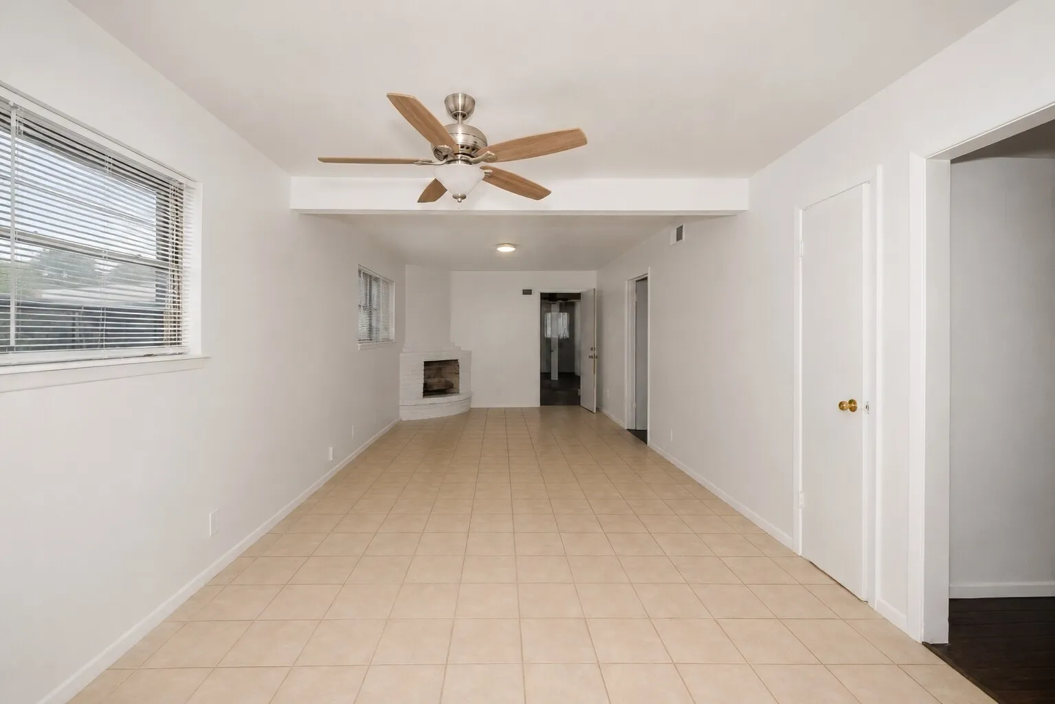 Single Family Residence For Sale in Tarrant County , 4028 Shawnee Trail, Lake Worth, Texas 76135, 4 Bedroom, 2 Bathroom, 2 Garage spaces, 2,260 Sqft, built in 1960, mls#21307778, Real Estate Agent in Lake Worth, Homes For Sale in Tarrant county, Homes For Sale in Lake Worth, Realtor in Lake Worth Texas, Real Estate Brokerage Independent Realty Texas, Luminita Cordes Realtor