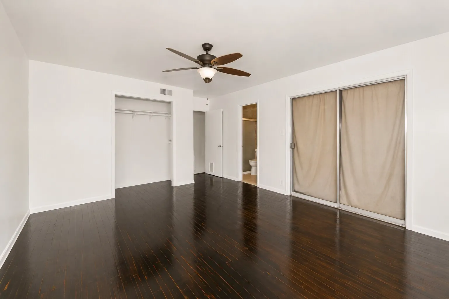 Single Family Residence For Sale in Tarrant County , 4028 Shawnee Trail, Lake Worth, Texas 76135, 4 Bedroom, 2 Bathroom, 2 Garage spaces, 2,260 Sqft, built in 1960, mls#21307778, Real Estate Agent in Lake Worth, Homes For Sale in Tarrant county, Homes For Sale in Lake Worth, Realtor in Lake Worth Texas, Real Estate Brokerage Independent Realty Texas, Luminita Cordes Realtor