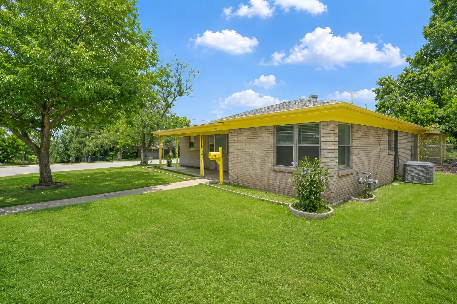 Single Family Residence For Sale in Tarrant County , 4028 Shawnee Trail, Lake Worth, Texas 76135, 4 Bedroom, 2 Bathroom, 2 Garage spaces, 2,260 Sqft, built in 1960, mls#21307778, Real Estate Agent in Lake Worth, Homes For Sale in Tarrant county, Homes For Sale in Lake Worth, Realtor in Lake Worth Texas, Real Estate Brokerage Independent Realty Texas, Luminita Cordes Realtor