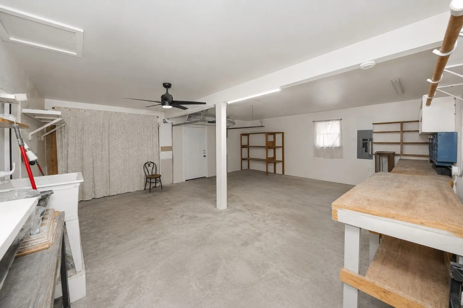 Single Family Residence For Sale in Tarrant County , 4028 Shawnee Trail, Lake Worth, Texas 76135, 4 Bedroom, 2 Bathroom, 2 Garage spaces, 2,260 Sqft, built in 1960, mls#21307778, Real Estate Agent in Lake Worth, Homes For Sale in Tarrant county, Homes For Sale in Lake Worth, Realtor in Lake Worth Texas, Real Estate Brokerage Independent Realty Texas, Luminita Cordes Realtor