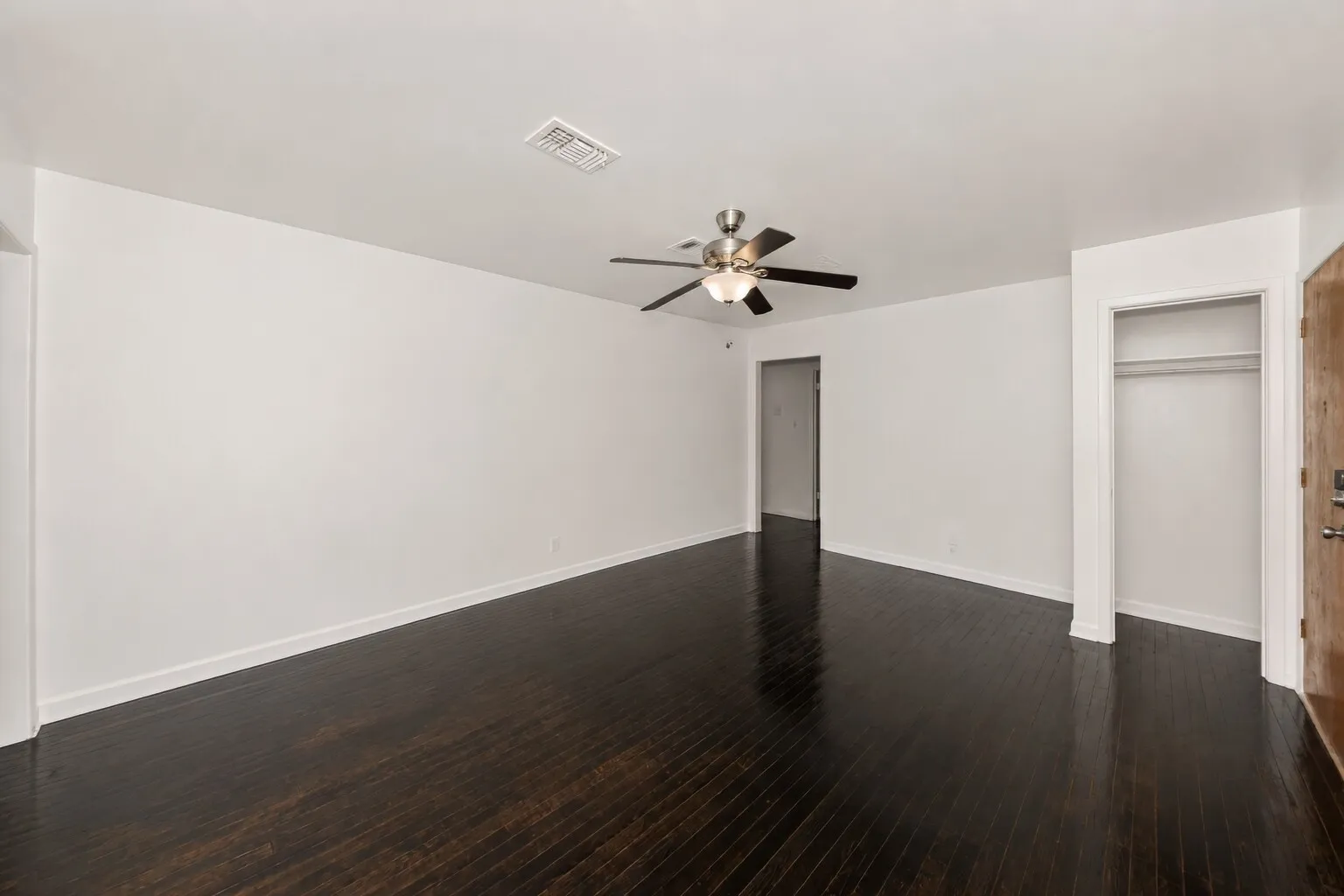 Single Family Residence For Sale in Tarrant County , 4028 Shawnee Trail, Lake Worth, Texas 76135, 4 Bedroom, 2 Bathroom, 2 Garage spaces, 2,260 Sqft, built in 1960, mls#21307778, Real Estate Agent in Lake Worth, Homes For Sale in Tarrant county, Homes For Sale in Lake Worth, Realtor in Lake Worth Texas, Real Estate Brokerage Independent Realty Texas, Luminita Cordes Realtor