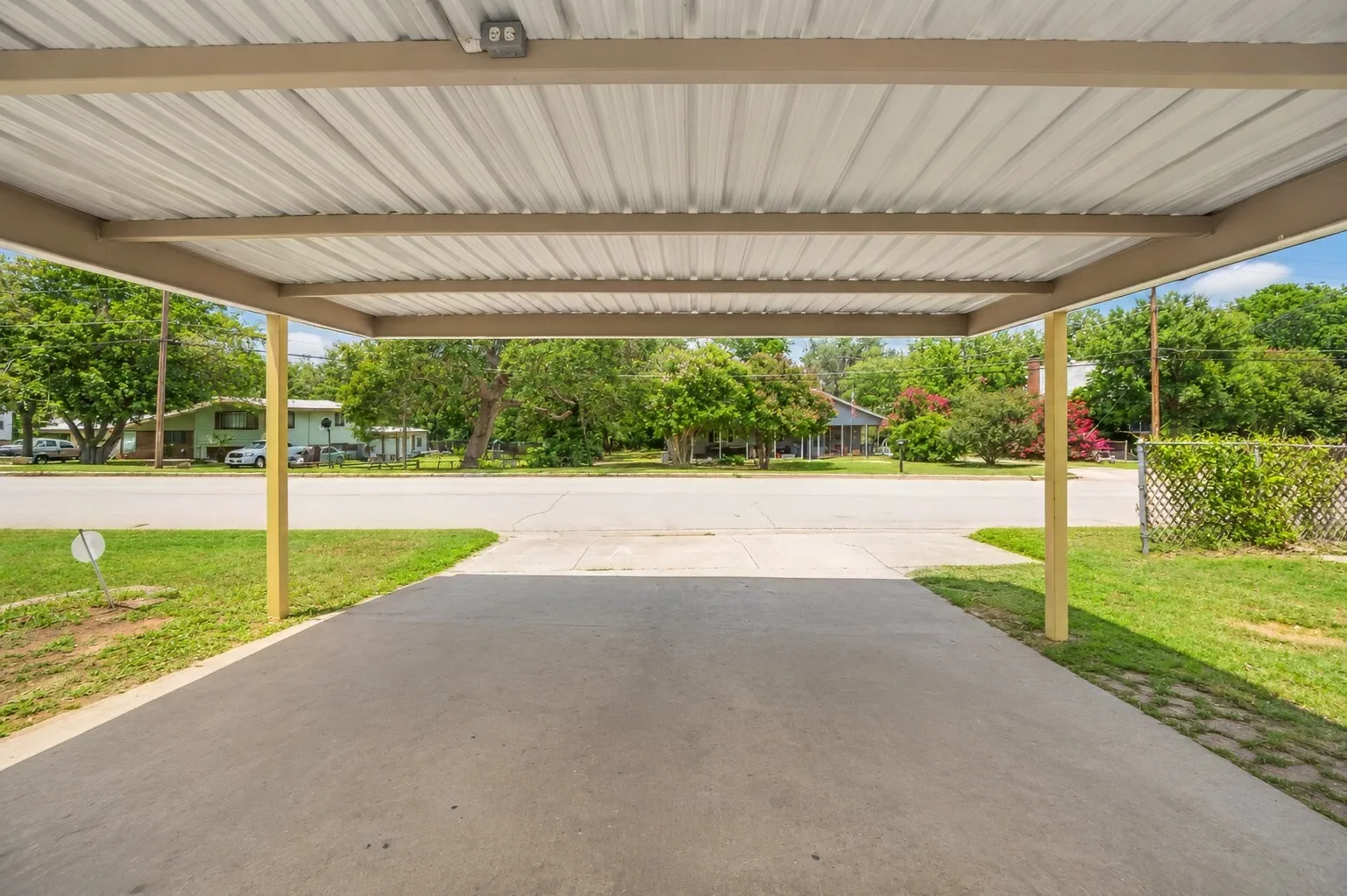 Single Family Residence For Sale in Tarrant County , 4028 Shawnee Trail, Lake Worth, Texas 76135, 4 Bedroom, 2 Bathroom, 2 Garage spaces, 2,260 Sqft, built in 1960, mls#21307778, Real Estate Agent in Lake Worth, Homes For Sale in Tarrant county, Homes For Sale in Lake Worth, Realtor in Lake Worth Texas, Real Estate Brokerage Independent Realty Texas, Luminita Cordes Realtor
