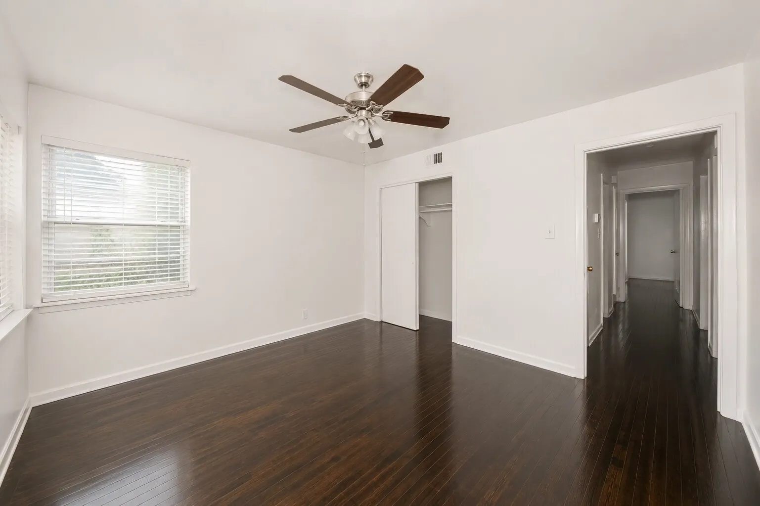Single Family Residence For Sale in Tarrant County , 4028 Shawnee Trail, Lake Worth, Texas 76135, 4 Bedroom, 2 Bathroom, 2 Garage spaces, 2,260 Sqft, built in 1960, mls#21307778, Real Estate Agent in Lake Worth, Homes For Sale in Tarrant county, Homes For Sale in Lake Worth, Realtor in Lake Worth Texas, Real Estate Brokerage Independent Realty Texas, Luminita Cordes Realtor