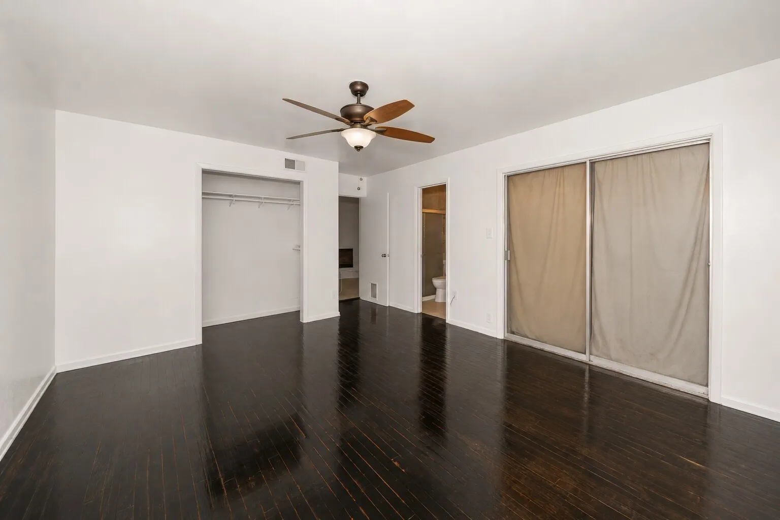 Single Family Residence For Sale in Tarrant County , 4028 Shawnee Trail, Lake Worth, Texas 76135, 4 Bedroom, 2 Bathroom, 2 Garage spaces, 2,260 Sqft, built in 1960, mls#21307778, Real Estate Agent in Lake Worth, Homes For Sale in Tarrant county, Homes For Sale in Lake Worth, Realtor in Lake Worth Texas, Real Estate Brokerage Independent Realty Texas, Luminita Cordes Realtor