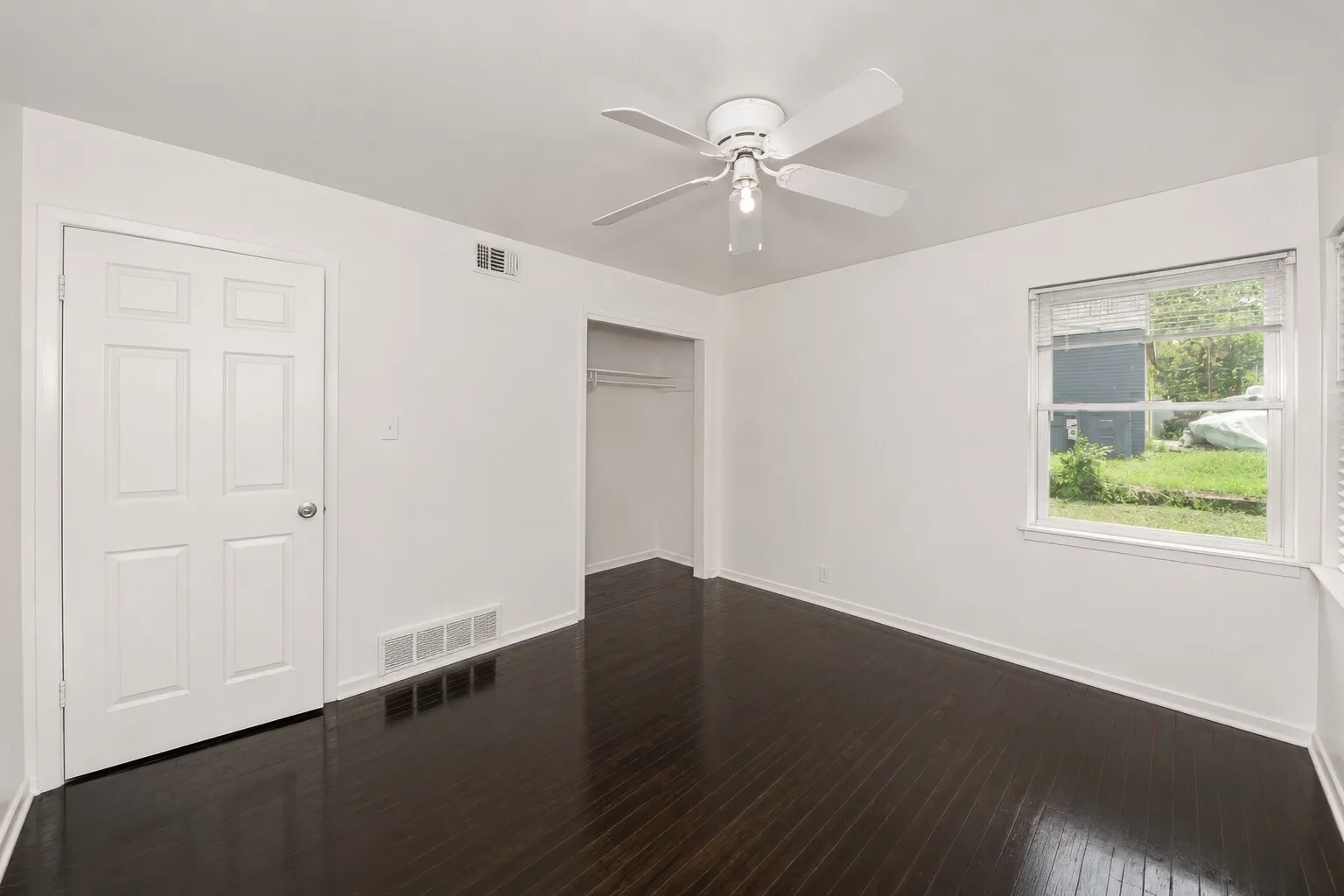 Single Family Residence For Sale in Tarrant County , 4028 Shawnee Trail, Lake Worth, Texas 76135, 4 Bedroom, 2 Bathroom, 2 Garage spaces, 2,260 Sqft, built in 1960, mls#21307778, Real Estate Agent in Lake Worth, Homes For Sale in Tarrant county, Homes For Sale in Lake Worth, Realtor in Lake Worth Texas, Real Estate Brokerage Independent Realty Texas, Luminita Cordes Realtor