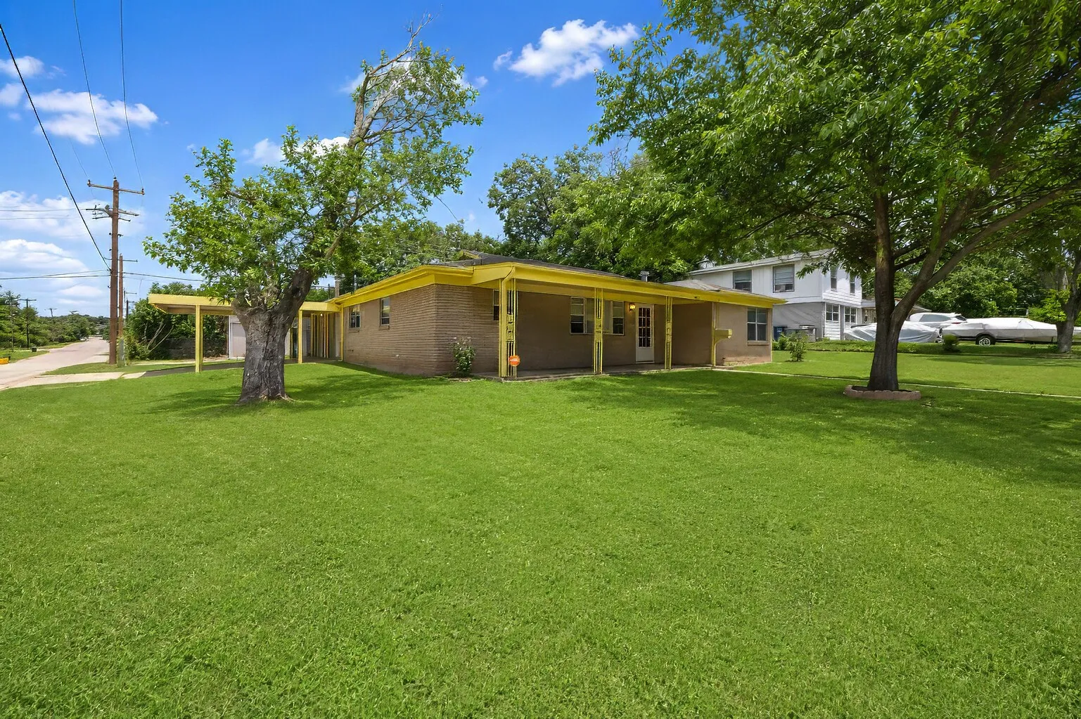 Single Family Residence For Sale in Tarrant County , 4028 Shawnee Trail, Lake Worth, Texas 76135, 4 Bedroom, 2 Bathroom, 2 Garage spaces, 2,260 Sqft, built in 1960, mls#21307778, Real Estate Agent in Lake Worth, Homes For Sale in Tarrant county, Homes For Sale in Lake Worth, Realtor in Lake Worth Texas, Real Estate Brokerage Independent Realty Texas, Luminita Cordes Realtor