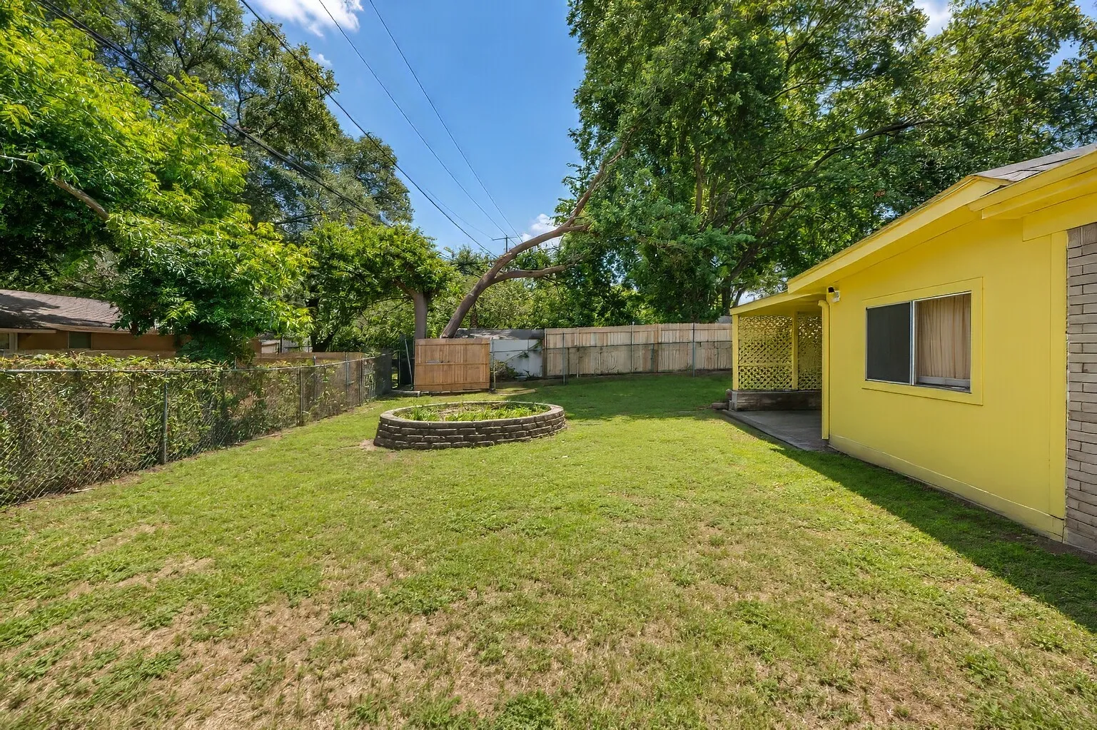 Single Family Residence For Sale in Tarrant County , 4028 Shawnee Trail, Lake Worth, Texas 76135, 4 Bedroom, 2 Bathroom, 2 Garage spaces, 2,260 Sqft, built in 1960, mls#21307778, Real Estate Agent in Lake Worth, Homes For Sale in Tarrant county, Homes For Sale in Lake Worth, Realtor in Lake Worth Texas, Real Estate Brokerage Independent Realty Texas, Luminita Cordes Realtor