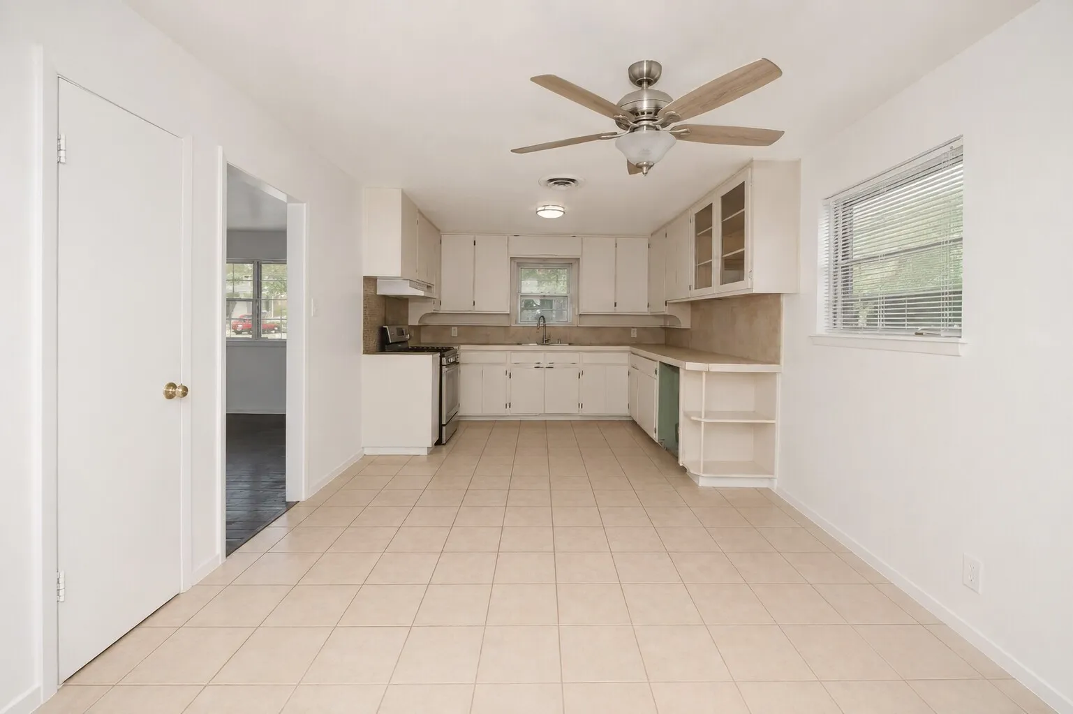 Single Family Residence For Sale in Tarrant County , 4028 Shawnee Trail, Lake Worth, Texas 76135, 4 Bedroom, 2 Bathroom, 2 Garage spaces, 2,260 Sqft, built in 1960, mls#21307778, Real Estate Agent in Lake Worth, Homes For Sale in Tarrant county, Homes For Sale in Lake Worth, Realtor in Lake Worth Texas, Real Estate Brokerage Independent Realty Texas, Luminita Cordes Realtor