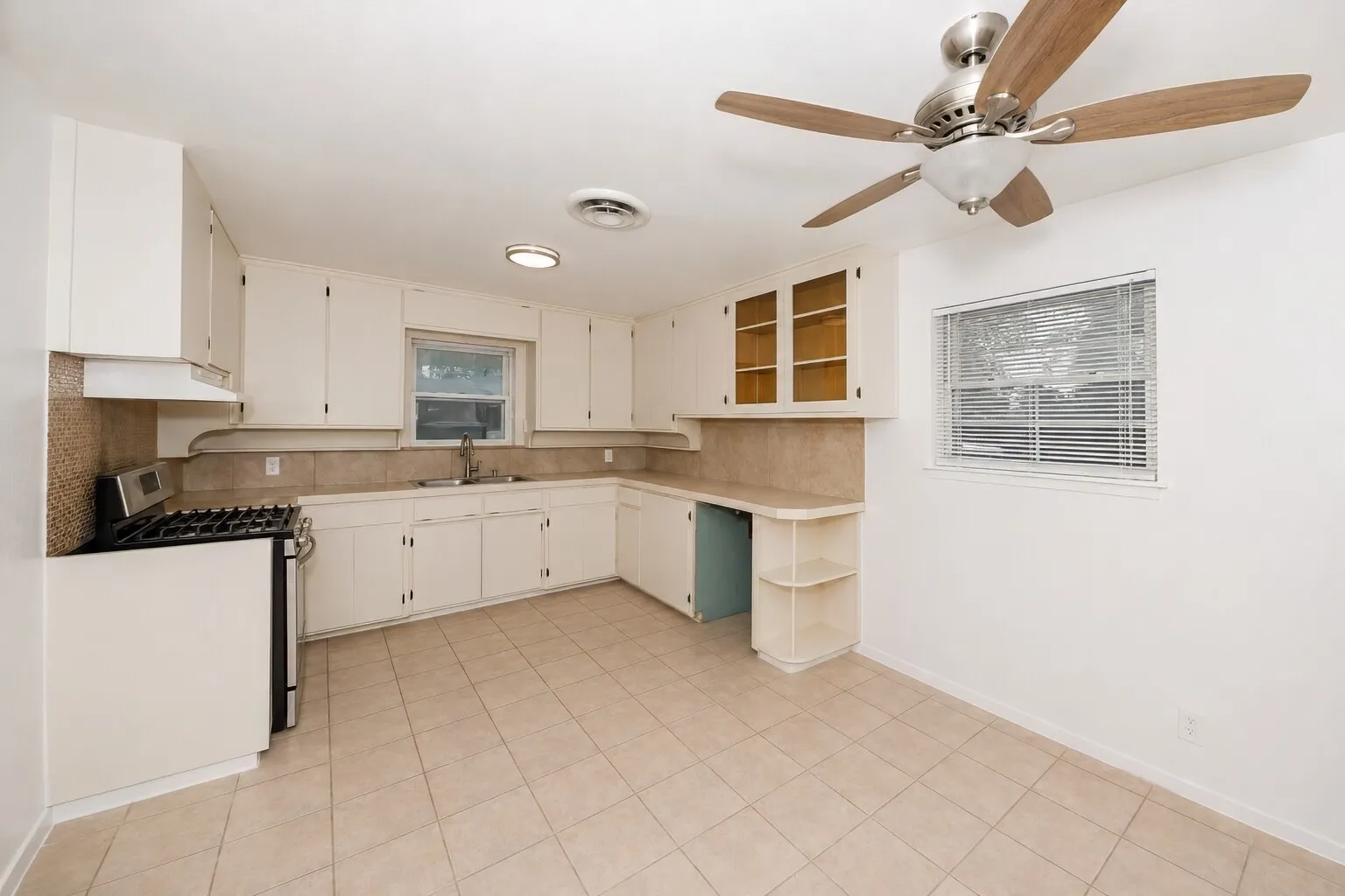 Single Family Residence For Sale in Tarrant County , 4028 Shawnee Trail, Lake Worth, Texas 76135, 4 Bedroom, 2 Bathroom, 2 Garage spaces, 2,260 Sqft, built in 1960, mls#21307778, Real Estate Agent in Lake Worth, Homes For Sale in Tarrant county, Homes For Sale in Lake Worth, Realtor in Lake Worth Texas, Real Estate Brokerage Independent Realty Texas, Luminita Cordes Realtor