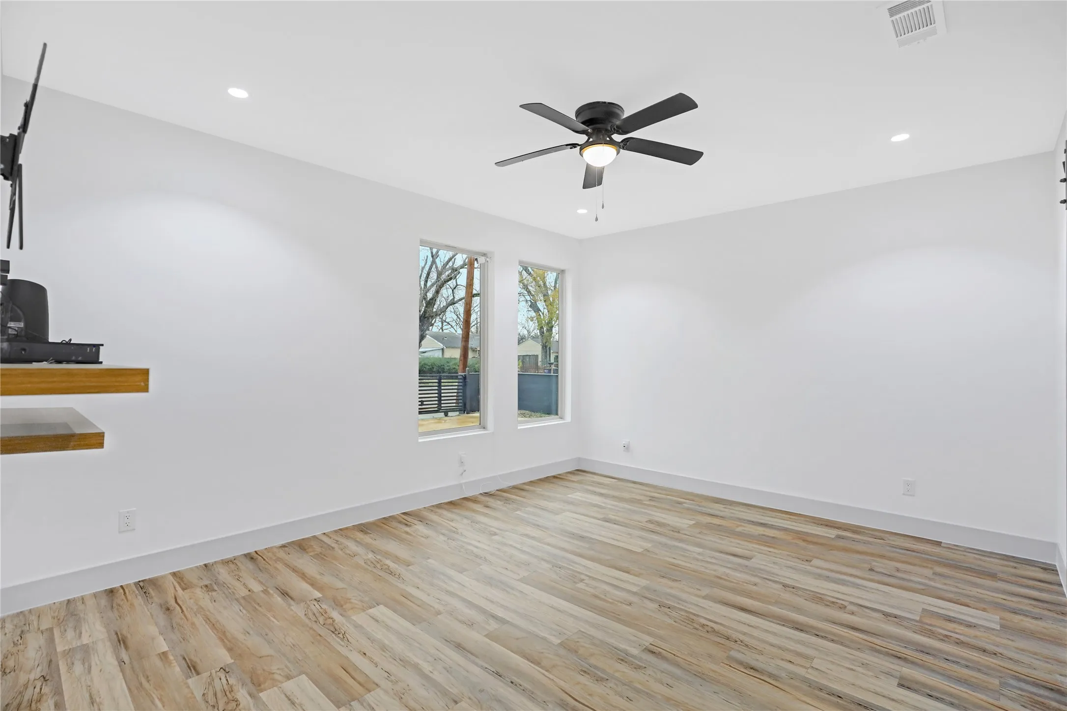 Single Family Residence For Sale in Dallas County , 2606 Fordham Road, Dallas, Texas 75216, 4 Bedroom, 3 Bathroom, 2 Garage spaces, 1,880 Sqft, built in 2022, mls#21307893, Real Estate Agent in Dallas, Homes For Sale in Dallas county, Homes For Sale in Dallas, Realtor in Dallas Texas, Real Estate Brokerage Independent Realty Texas, Luminita Cordes Realtor