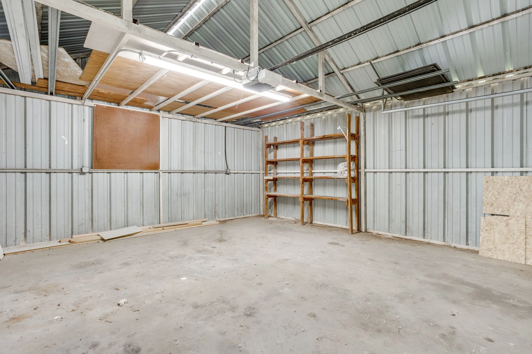 Single Family Residence For Sale in Hood County , 5600 Matlock Road, Granbury, Texas 76049, 3 Bedrooms, 2 Bathrooms, 1 Garage spaces, 1,455 Sqft, built in 1990, Price $900,000, mls#21305781, Real Estate Agent in Granbury, Homes For Sale in Hood county, Homes For Sale in Granbury, Realtor in Granbury Texas, Real Estate Brokerage Independent Realty Texas, Luminita Cordes Realtor