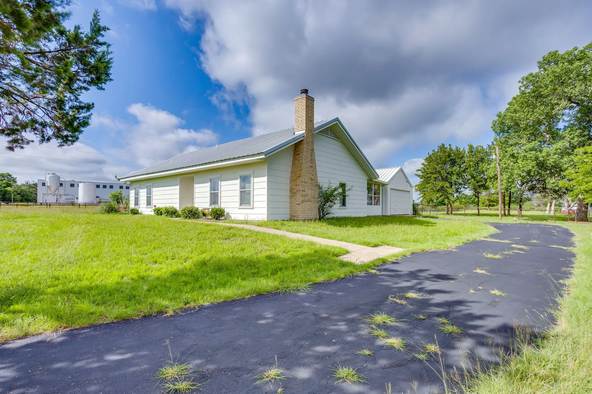 Single Family Residence For Sale in Hood County , 5600 Matlock Road, Granbury, Texas 76049, 3 Bedrooms, 2 Bathrooms, 1 Garage spaces, 1,455 Sqft, built in 1990, Price $900,000, mls#21305781, Real Estate Agent in Granbury, Homes For Sale in Hood county, Homes For Sale in Granbury, Realtor in Granbury Texas, Real Estate Brokerage Independent Realty Texas, Luminita Cordes Realtor