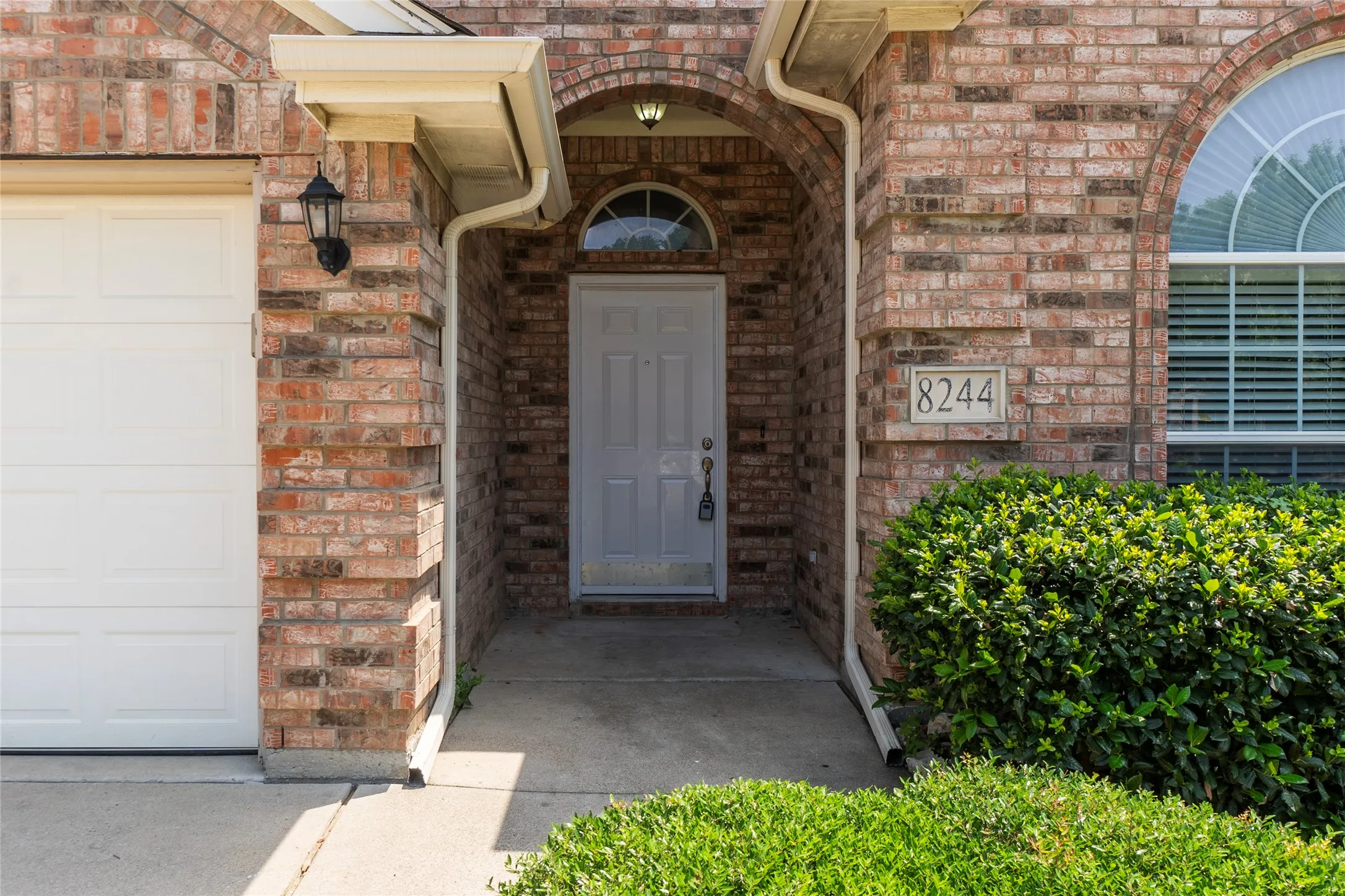 Single Family Residence For Rent in Tarrant County , 8244 Edgepoint Trail, Fort Worth, Texas 76053, 3 Bedroom, 2 Bathroom, 2 Garage spaces, 2,029 Sqft, built in 2007, mls#21307906, Real Estate Agent in Fort Worth, Homes For Rent in Tarrant county, Homes For Rent in Fort Worth, Realtor in Fort Worth Texas, Real Estate Brokerage Independent Realty Texas, Luminita Cordes Realtor
