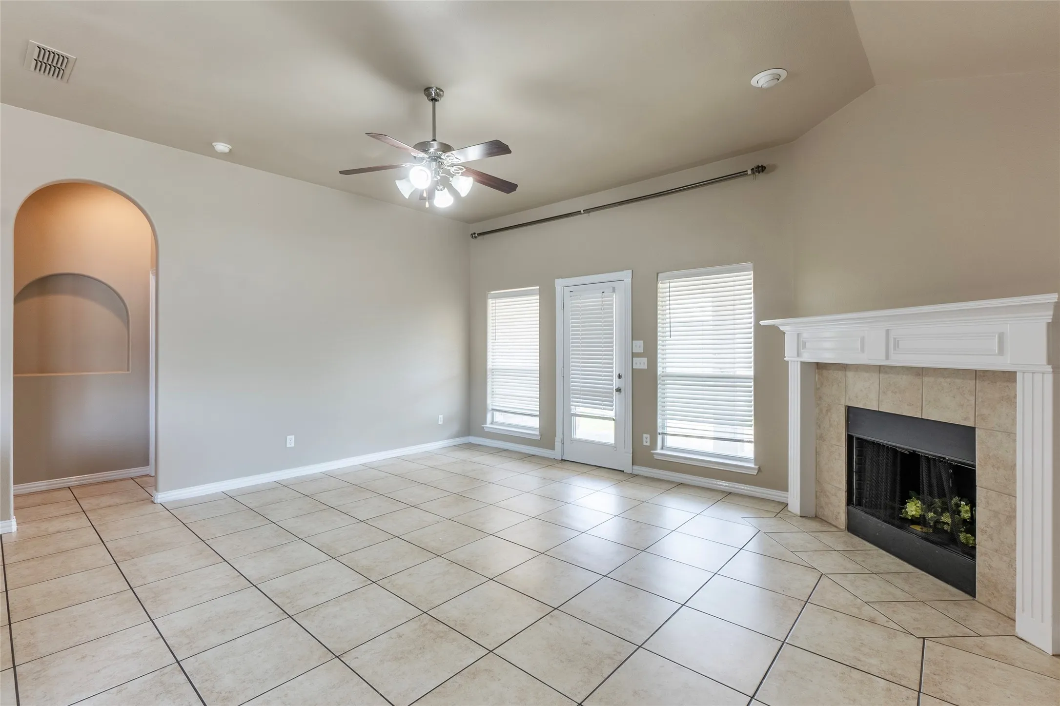 Single Family Residence For Rent in Tarrant County , 8244 Edgepoint Trail, Fort Worth, Texas 76053, 3 Bedroom, 2 Bathroom, 2 Garage spaces, 2,029 Sqft, built in 2007, mls#21307906, Real Estate Agent in Fort Worth, Homes For Rent in Tarrant county, Homes For Rent in Fort Worth, Realtor in Fort Worth Texas, Real Estate Brokerage Independent Realty Texas, Luminita Cordes Realtor