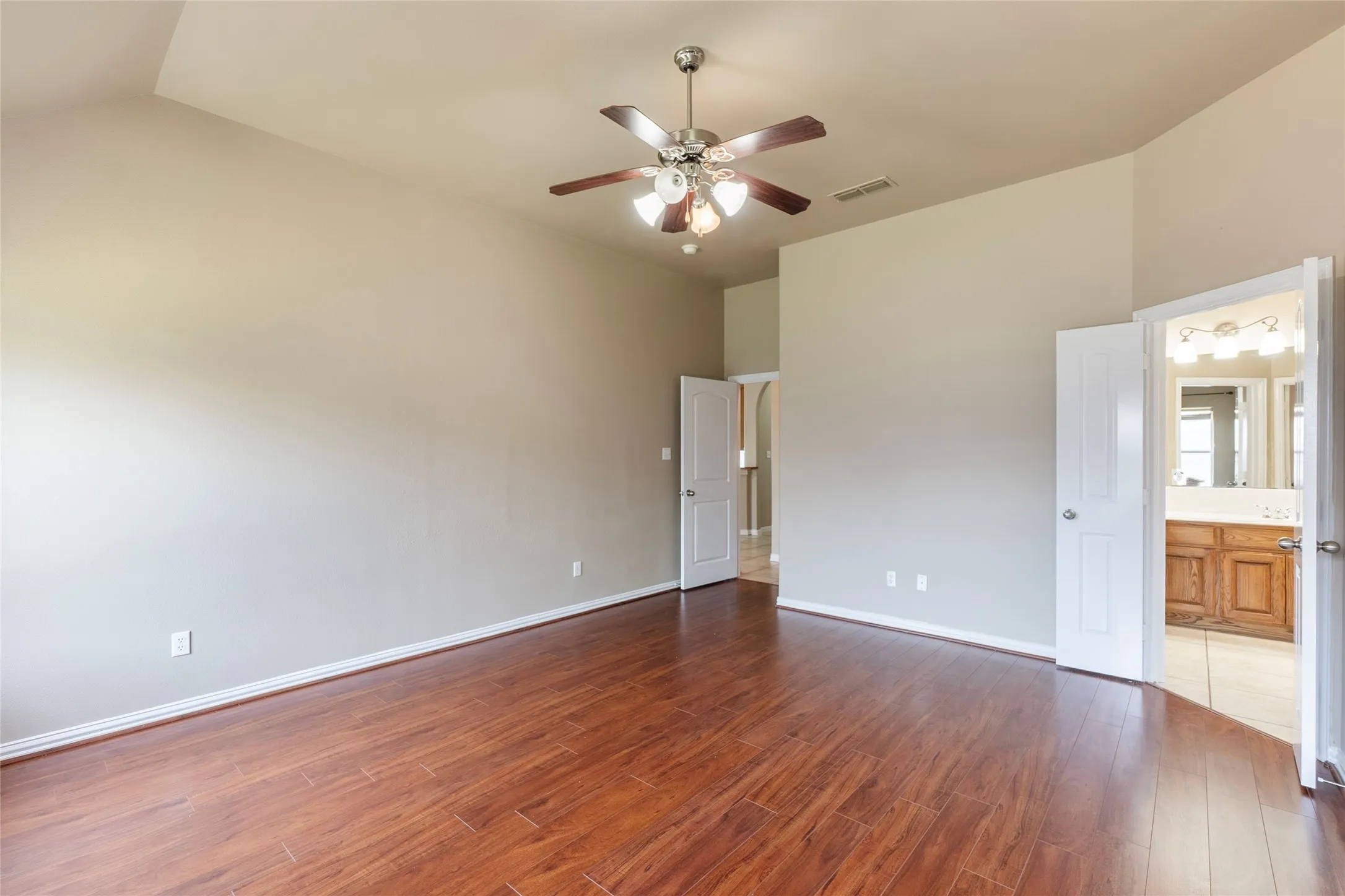 Single Family Residence For Rent in Tarrant County , 8244 Edgepoint Trail, Fort Worth, Texas 76053, 3 Bedroom, 2 Bathroom, 2 Garage spaces, 2,029 Sqft, built in 2007, mls#21307906, Real Estate Agent in Fort Worth, Homes For Rent in Tarrant county, Homes For Rent in Fort Worth, Realtor in Fort Worth Texas, Real Estate Brokerage Independent Realty Texas, Luminita Cordes Realtor