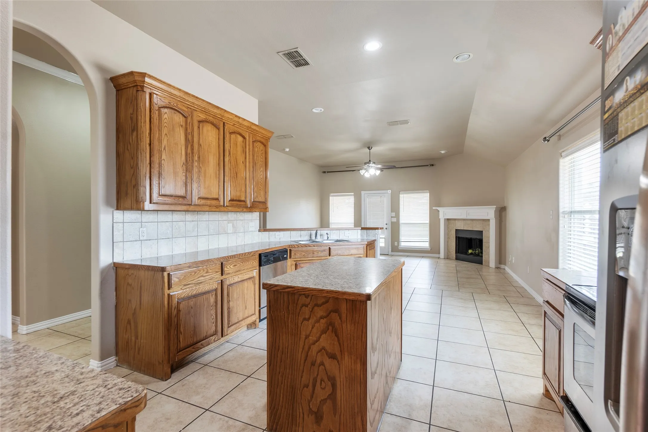 Single Family Residence For Rent in Tarrant County , 8244 Edgepoint Trail, Fort Worth, Texas 76053, 3 Bedroom, 2 Bathroom, 2 Garage spaces, 2,029 Sqft, built in 2007, mls#21307906, Real Estate Agent in Fort Worth, Homes For Rent in Tarrant county, Homes For Rent in Fort Worth, Realtor in Fort Worth Texas, Real Estate Brokerage Independent Realty Texas, Luminita Cordes Realtor