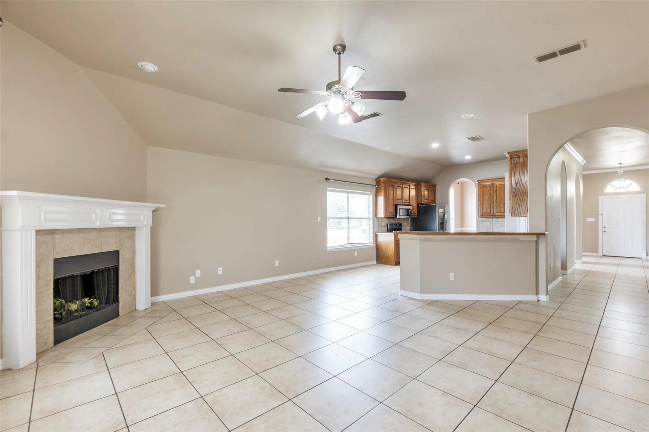 Single Family Residence For Rent in Tarrant County , 8244 Edgepoint Trail, Fort Worth, Texas 76053, 3 Bedroom, 2 Bathroom, 2 Garage spaces, 2,029 Sqft, built in 2007, mls#21307906, Real Estate Agent in Fort Worth, Homes For Rent in Tarrant county, Homes For Rent in Fort Worth, Realtor in Fort Worth Texas, Real Estate Brokerage Independent Realty Texas, Luminita Cordes Realtor