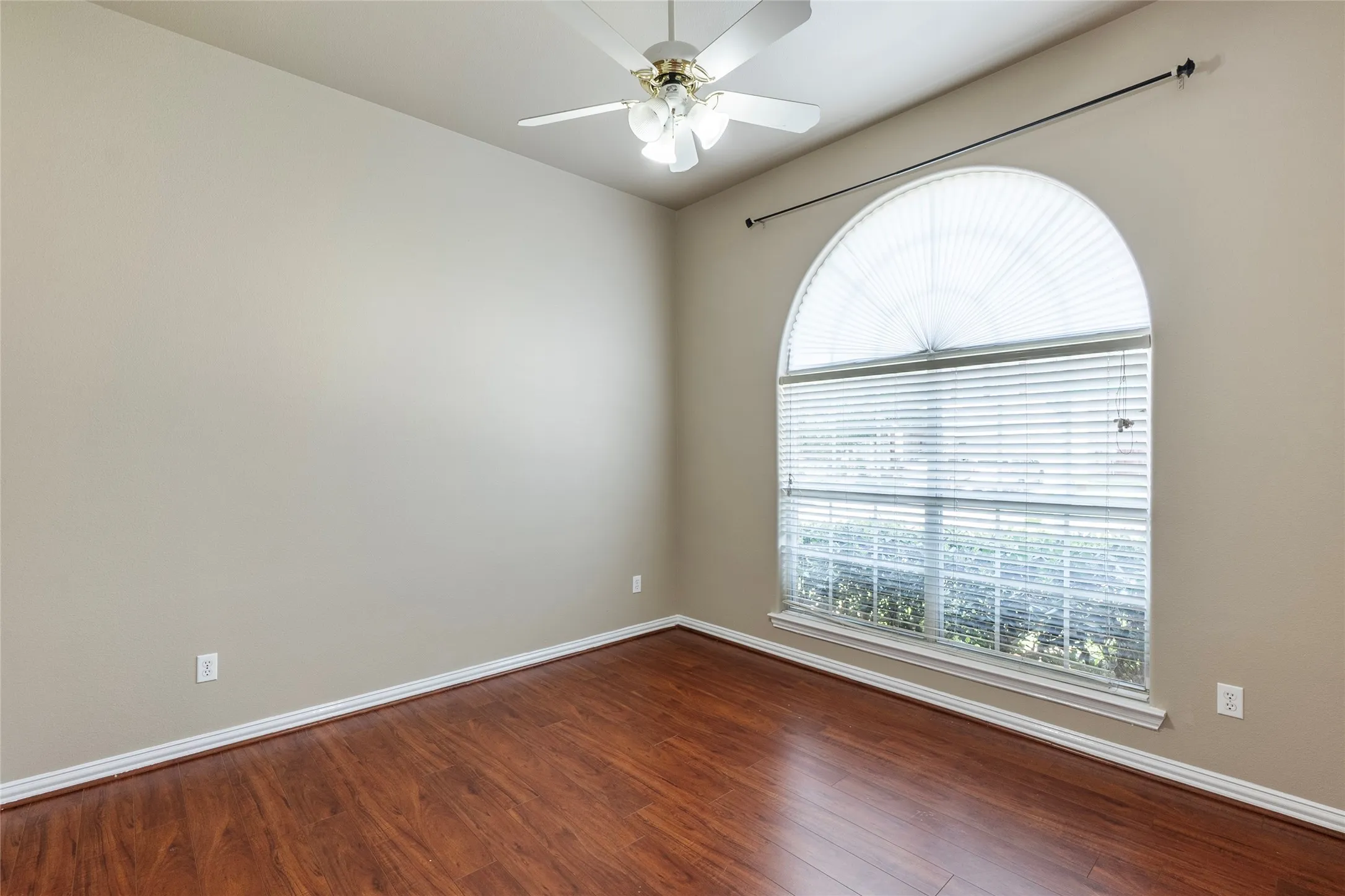 Single Family Residence For Rent in Tarrant County , 8244 Edgepoint Trail, Fort Worth, Texas 76053, 3 Bedroom, 2 Bathroom, 2 Garage spaces, 2,029 Sqft, built in 2007, mls#21307906, Real Estate Agent in Fort Worth, Homes For Rent in Tarrant county, Homes For Rent in Fort Worth, Realtor in Fort Worth Texas, Real Estate Brokerage Independent Realty Texas, Luminita Cordes Realtor
