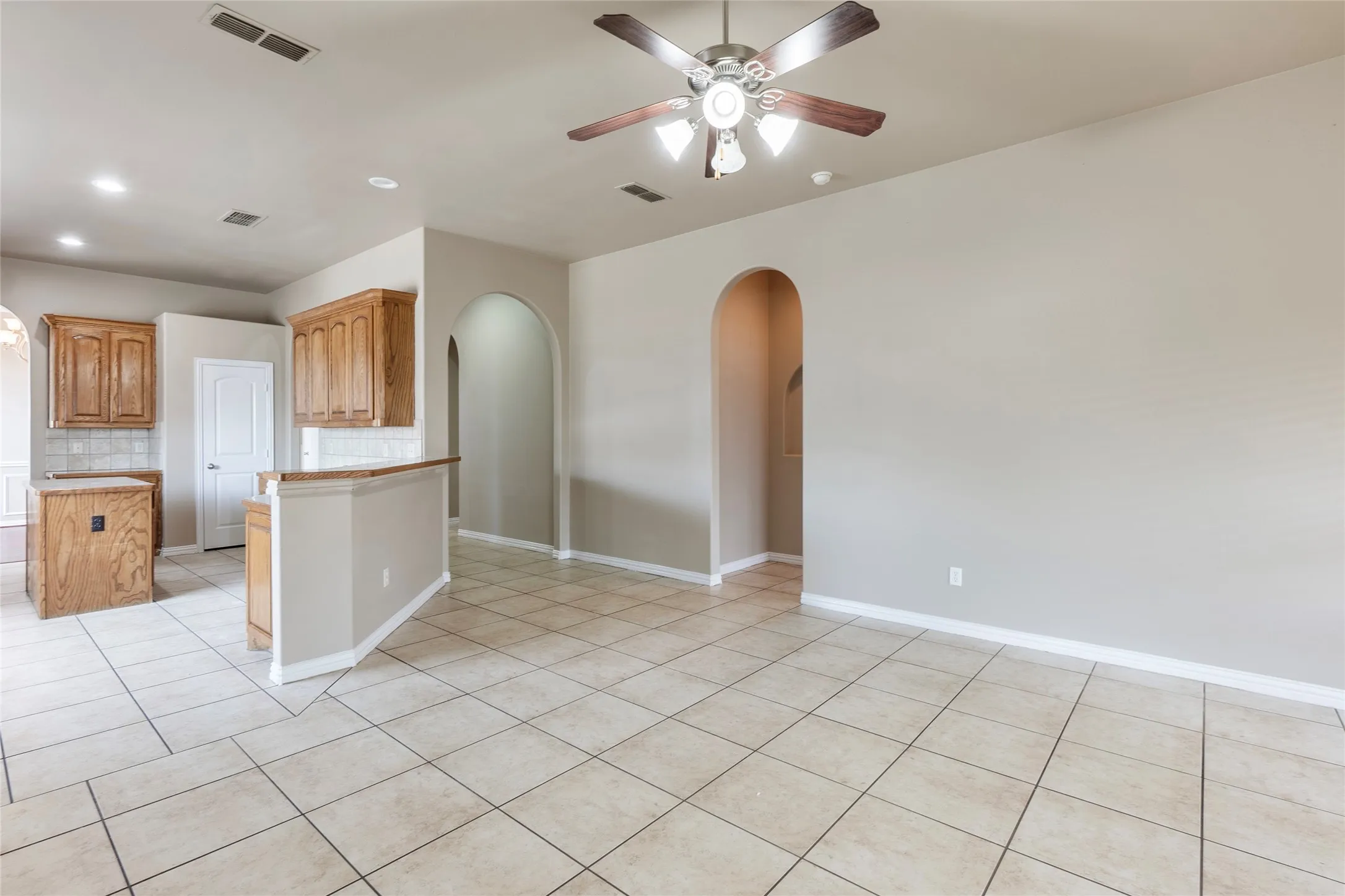 Single Family Residence For Rent in Tarrant County , 8244 Edgepoint Trail, Fort Worth, Texas 76053, 3 Bedroom, 2 Bathroom, 2 Garage spaces, 2,029 Sqft, built in 2007, mls#21307906, Real Estate Agent in Fort Worth, Homes For Rent in Tarrant county, Homes For Rent in Fort Worth, Realtor in Fort Worth Texas, Real Estate Brokerage Independent Realty Texas, Luminita Cordes Realtor