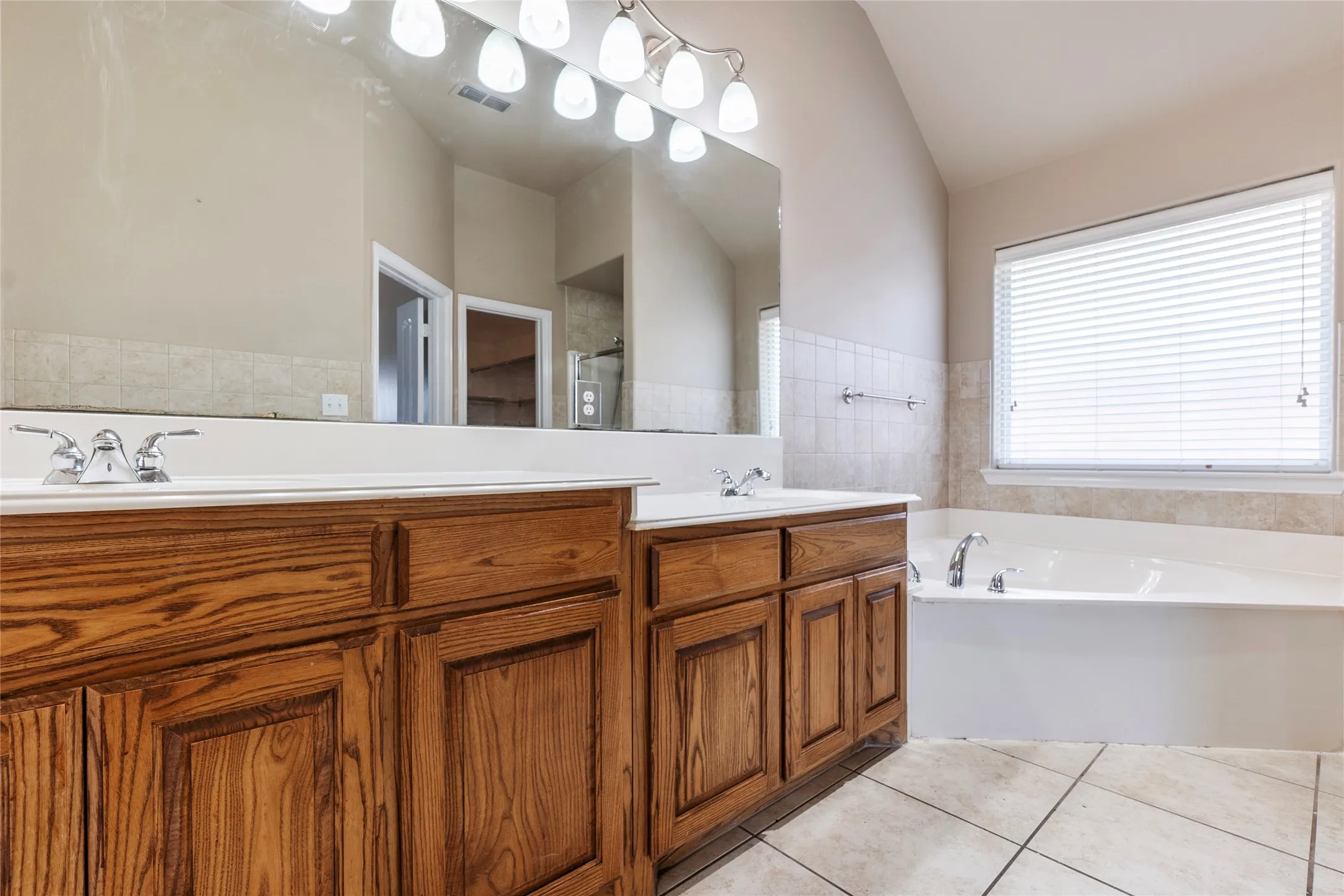 Single Family Residence For Rent in Tarrant County , 8244 Edgepoint Trail, Fort Worth, Texas 76053, 3 Bedroom, 2 Bathroom, 2 Garage spaces, 2,029 Sqft, built in 2007, mls#21307906, Real Estate Agent in Fort Worth, Homes For Rent in Tarrant county, Homes For Rent in Fort Worth, Realtor in Fort Worth Texas, Real Estate Brokerage Independent Realty Texas, Luminita Cordes Realtor