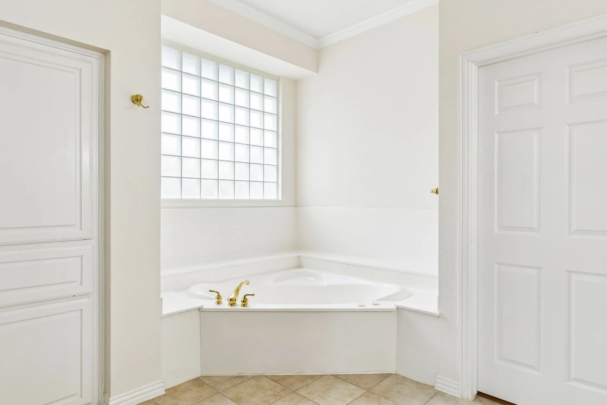You'll feel your stress peel off when you relax in this perfect setting at the end of the day. Start the bubbles, light the candles and pour the wine!!