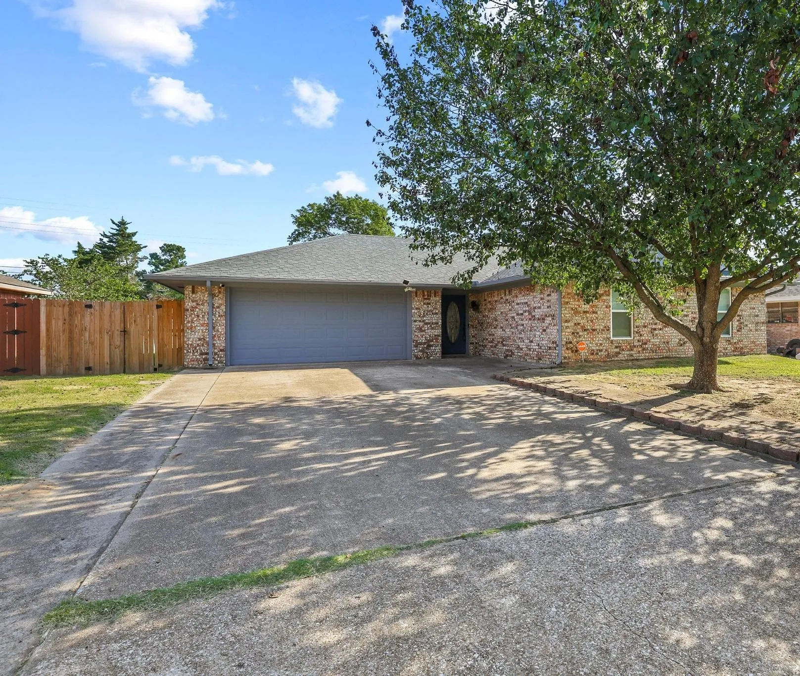 Single Family Residence For Sale in Grayson County , 2715 Regal Drive, Denison, Texas 75020, 3 Bedroom, 2 Bathroom, 2 Garage spaces, 1,617 Sqft, built in 1980, mls#21304559, Real Estate Agent in Denison, Homes For Sale in Grayson county, Homes For Sale in Denison, Realtor in Denison Texas, Real Estate Brokerage Independent Realty Texas, Luminita Cordes Realtor