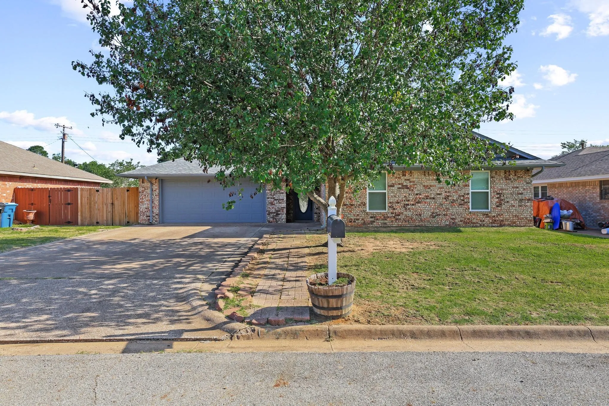 Single Family Residence For Sale in Grayson County , 2715 Regal Drive, Denison, Texas 75020, 3 Bedroom, 2 Bathroom, 2 Garage spaces, 1,617 Sqft, built in 1980, mls#21304559, Real Estate Agent in Denison, Homes For Sale in Grayson county, Homes For Sale in Denison, Realtor in Denison Texas, Real Estate Brokerage Independent Realty Texas, Luminita Cordes Realtor