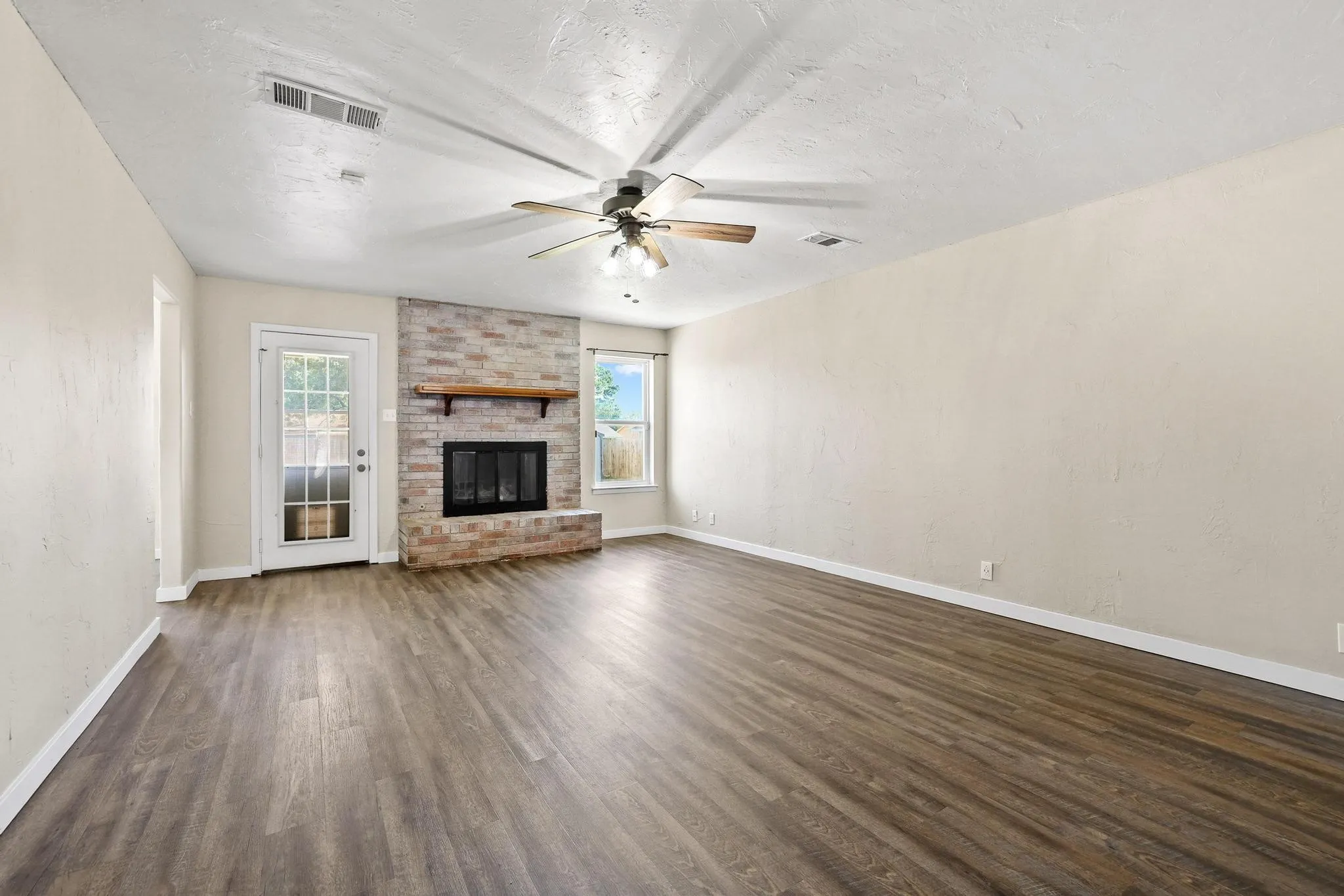 Single Family Residence For Sale in Grayson County , 2715 Regal Drive, Denison, Texas 75020, 3 Bedroom, 2 Bathroom, 2 Garage spaces, 1,617 Sqft, built in 1980, mls#21304559, Real Estate Agent in Denison, Homes For Sale in Grayson county, Homes For Sale in Denison, Realtor in Denison Texas, Real Estate Brokerage Independent Realty Texas, Luminita Cordes Realtor