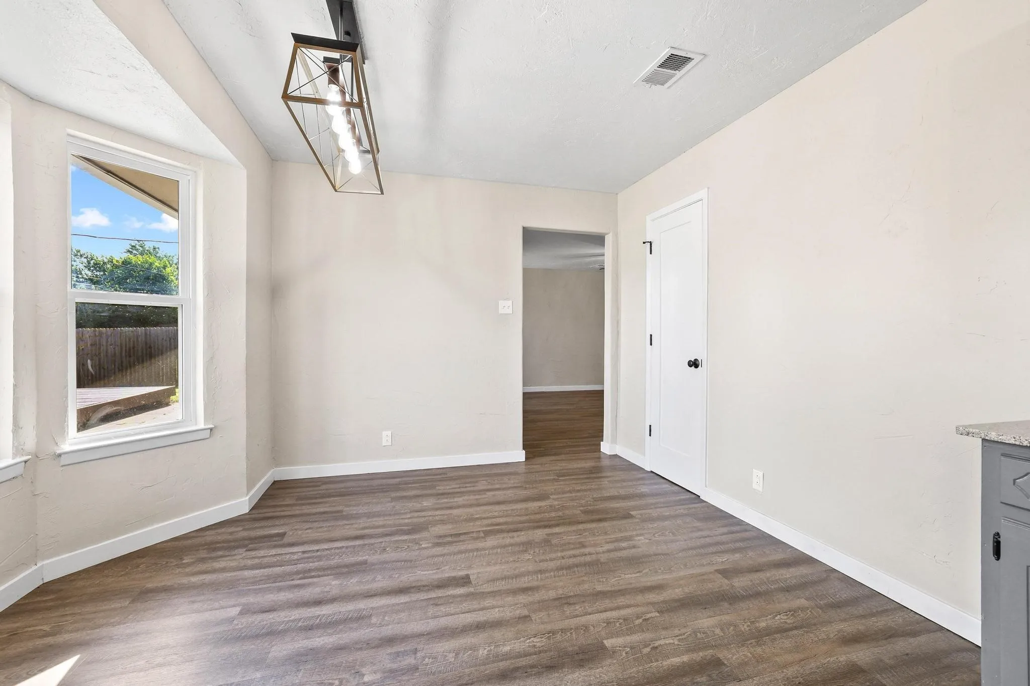 Single Family Residence For Sale in Grayson County , 2715 Regal Drive, Denison, Texas 75020, 3 Bedroom, 2 Bathroom, 2 Garage spaces, 1,617 Sqft, built in 1980, mls#21304559, Real Estate Agent in Denison, Homes For Sale in Grayson county, Homes For Sale in Denison, Realtor in Denison Texas, Real Estate Brokerage Independent Realty Texas, Luminita Cordes Realtor