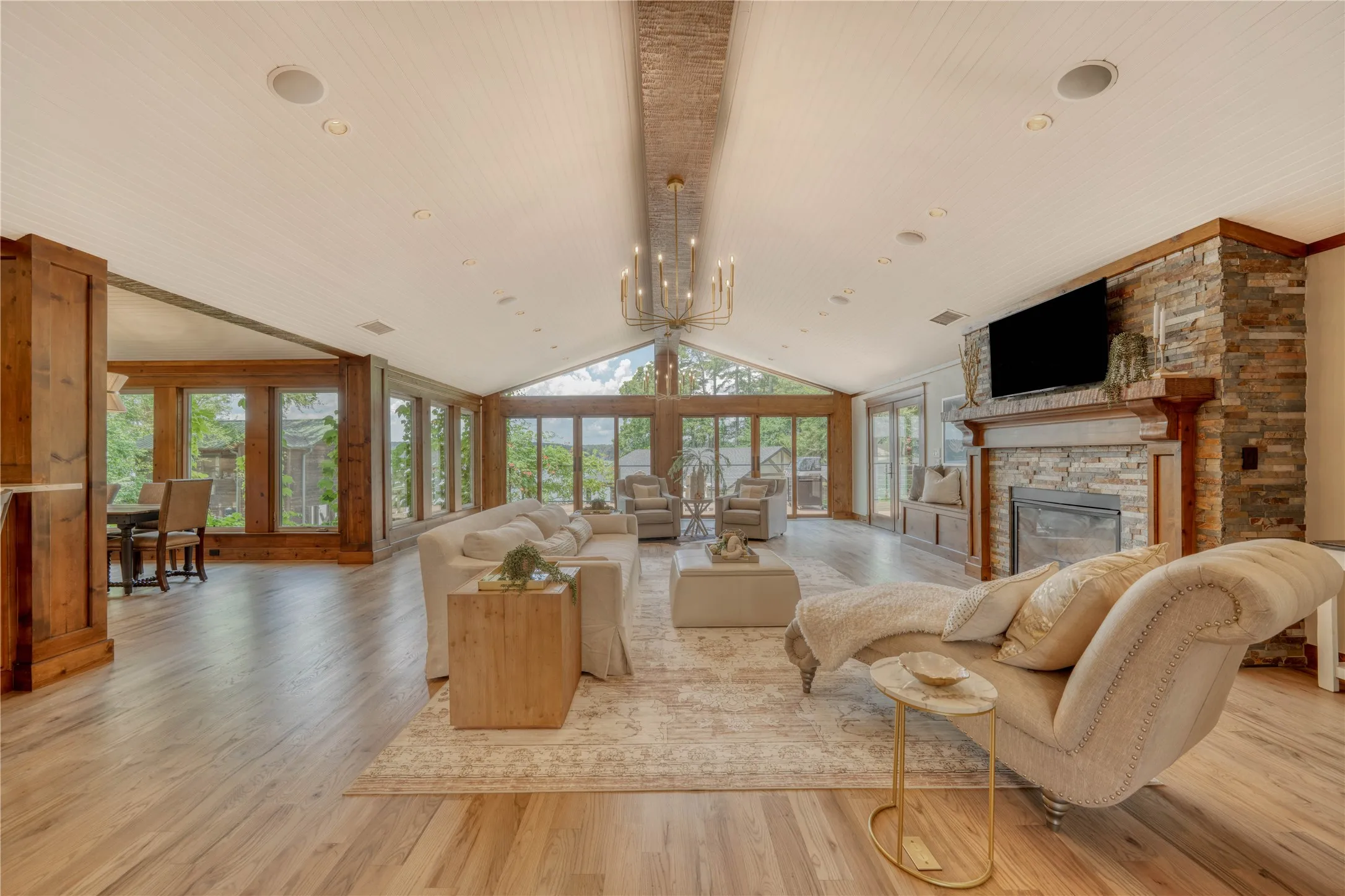Main House-Beautiful lakeside picture windows