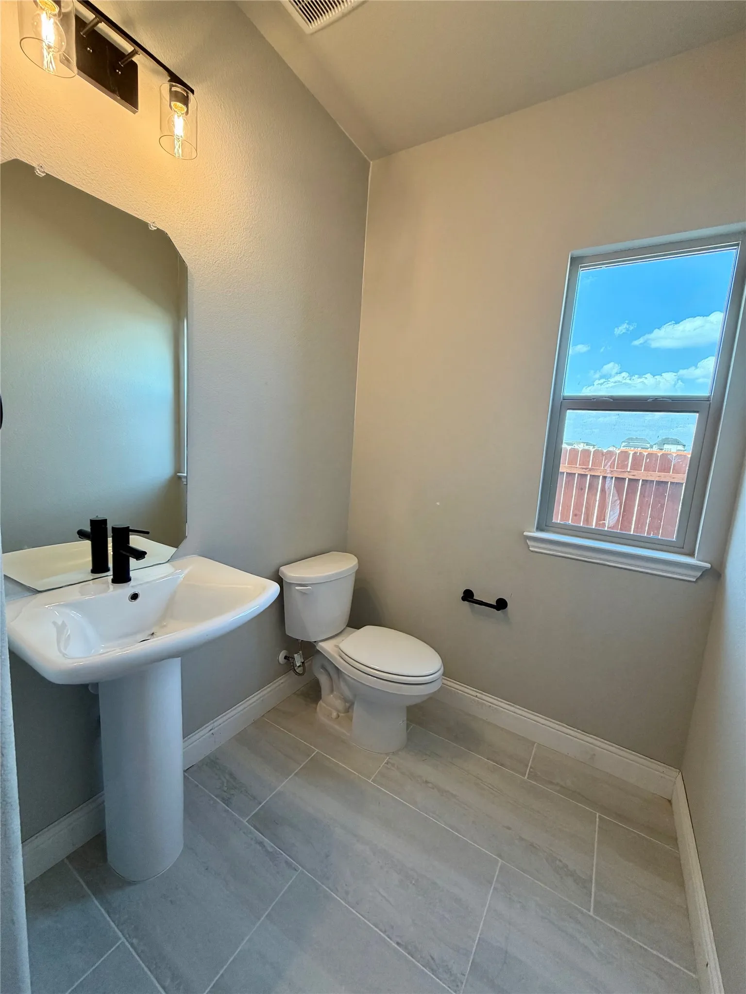 Large powder bath next to study
