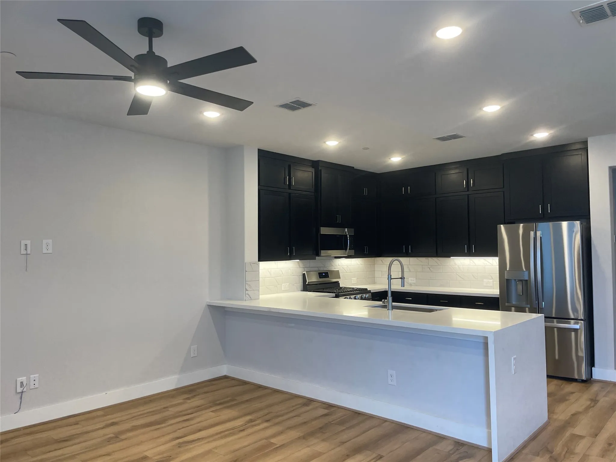 Townhouse For Rent in Tarrant County , 7569 Reis Lane, North Richland Hills, Texas 76182, 3 Bedroom, 3 Bathroom, 2 Garage spaces, 1,816 Sqft, built in 2021, mls#21307872, Real Estate Agent in North Richland Hills, Homes For Rent in Tarrant county, Homes For Rent in North Richland Hills, Realtor in North Richland Hills Texas, Real Estate Brokerage Independent Realty Texas, Luminita Cordes Realtor