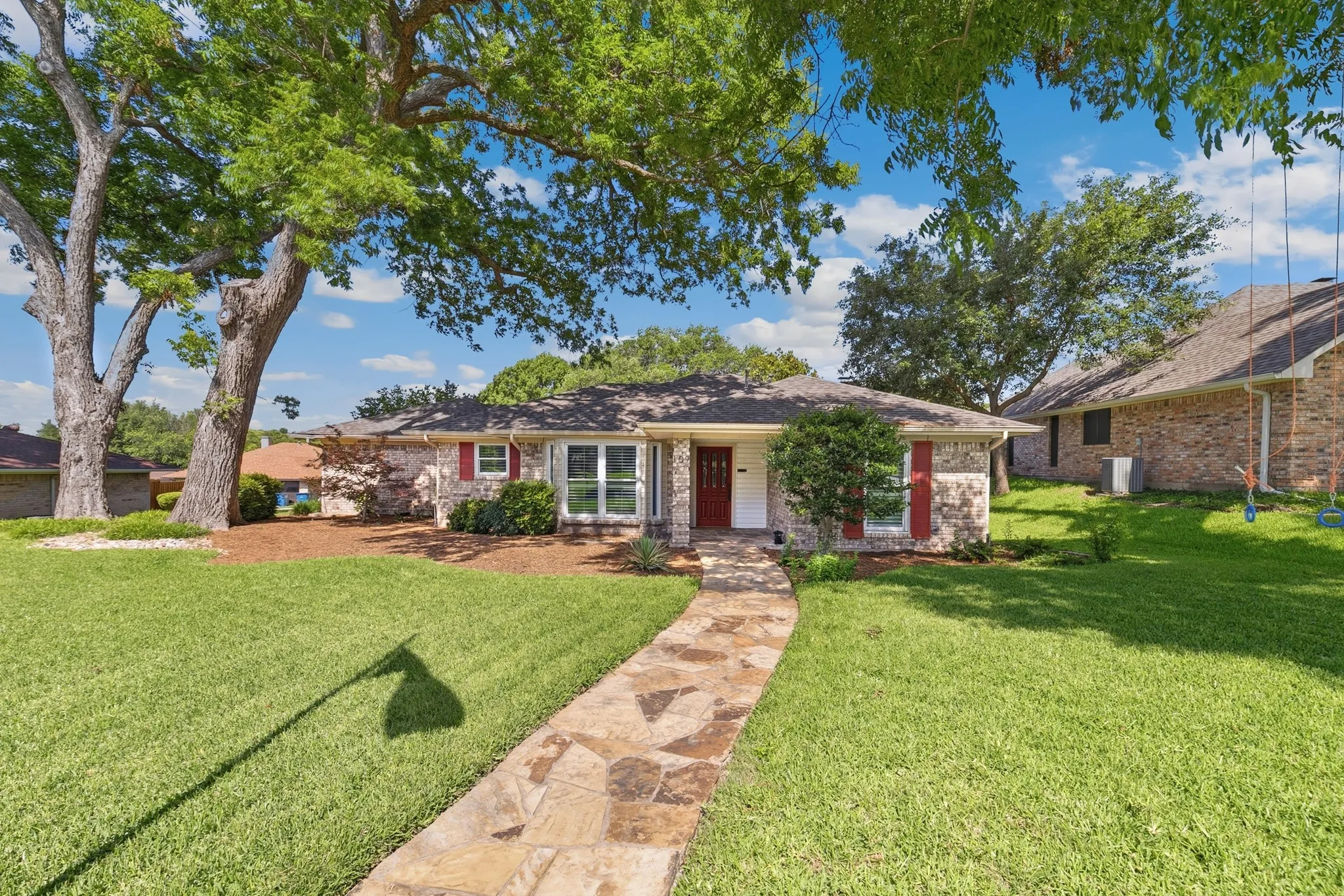 Single Family Residence For Sale in Rockwall County , 109 Crestwood Drive, Rockwall, Texas 75087, 3 Bedroom, 3 Bathroom, 2 Garage spaces, 1,817 Sqft, built in 1983, mls#21303345, Real Estate Agent in Rockwall, Homes For Sale in Rockwall county, Homes For Sale in Rockwall, Realtor in Rockwall Texas, Real Estate Brokerage Independent Realty Texas, Luminita Cordes Realtor