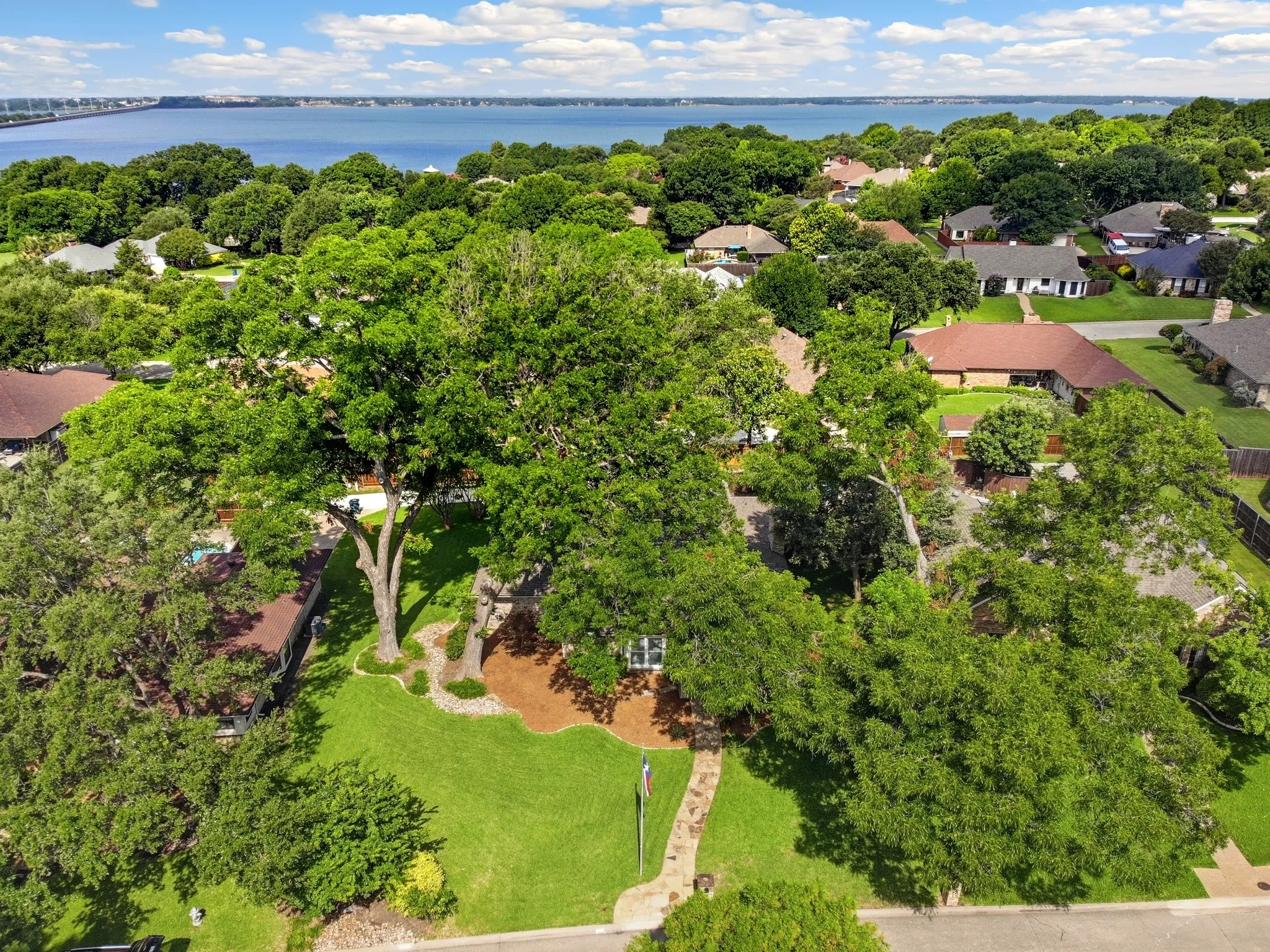 Single Family Residence For Sale in Rockwall County , 109 Crestwood Drive, Rockwall, Texas 75087, 3 Bedroom, 3 Bathroom, 2 Garage spaces, 1,817 Sqft, built in 1983, mls#21303345, Real Estate Agent in Rockwall, Homes For Sale in Rockwall county, Homes For Sale in Rockwall, Realtor in Rockwall Texas, Real Estate Brokerage Independent Realty Texas, Luminita Cordes Realtor