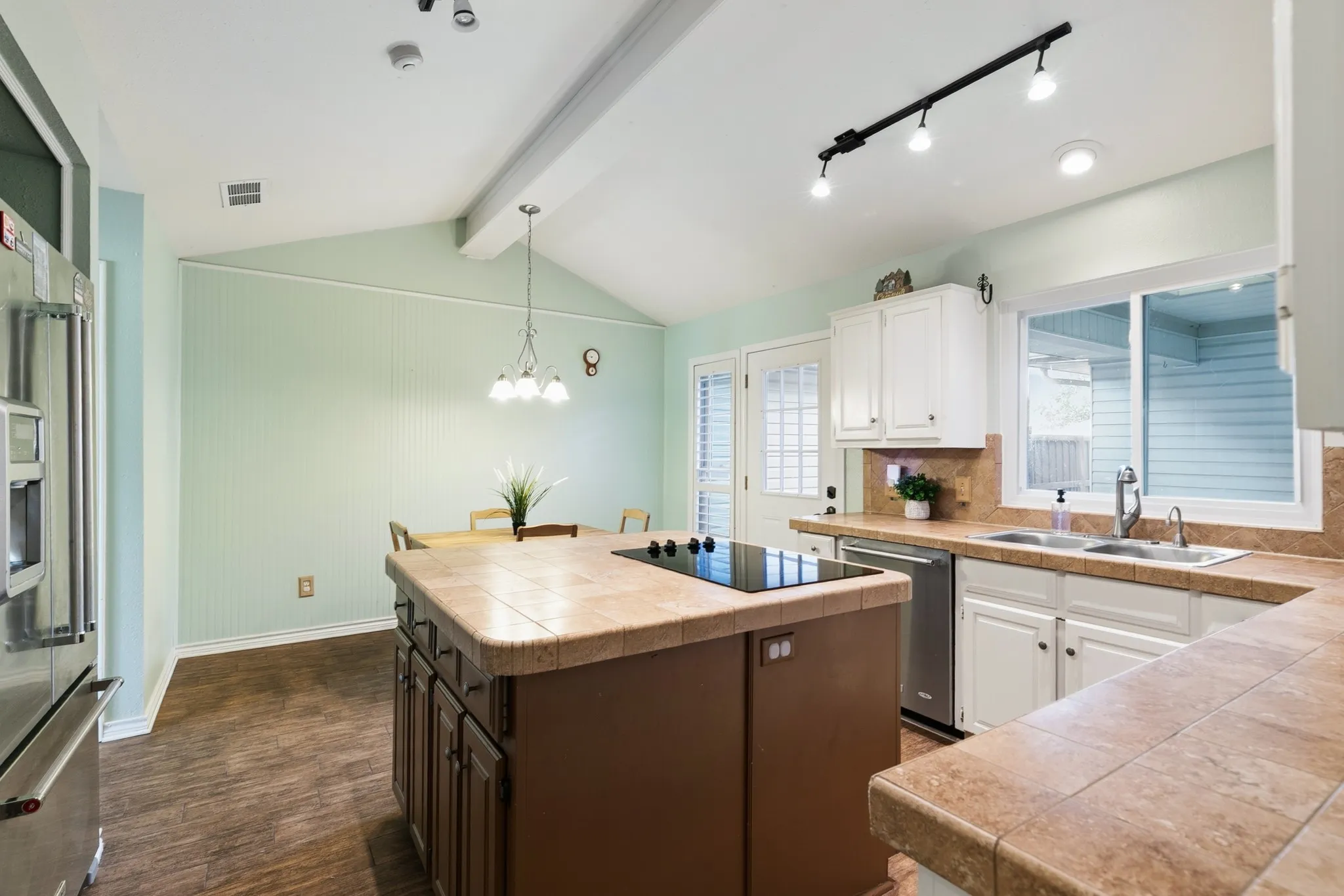Single Family Residence For Sale in Rockwall County , 109 Crestwood Drive, Rockwall, Texas 75087, 3 Bedroom, 3 Bathroom, 2 Garage spaces, 1,817 Sqft, built in 1983, mls#21303345, Real Estate Agent in Rockwall, Homes For Sale in Rockwall county, Homes For Sale in Rockwall, Realtor in Rockwall Texas, Real Estate Brokerage Independent Realty Texas, Luminita Cordes Realtor