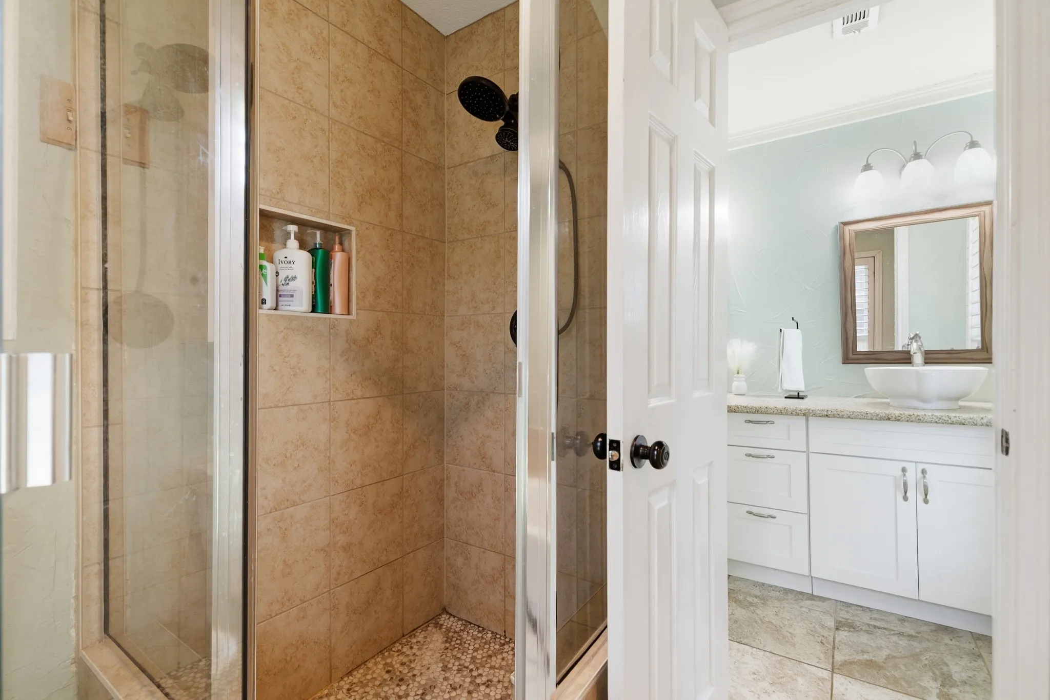 Single Family Residence For Sale in Rockwall County , 109 Crestwood Drive, Rockwall, Texas 75087, 3 Bedroom, 3 Bathroom, 2 Garage spaces, 1,817 Sqft, built in 1983, mls#21303345, Real Estate Agent in Rockwall, Homes For Sale in Rockwall county, Homes For Sale in Rockwall, Realtor in Rockwall Texas, Real Estate Brokerage Independent Realty Texas, Luminita Cordes Realtor