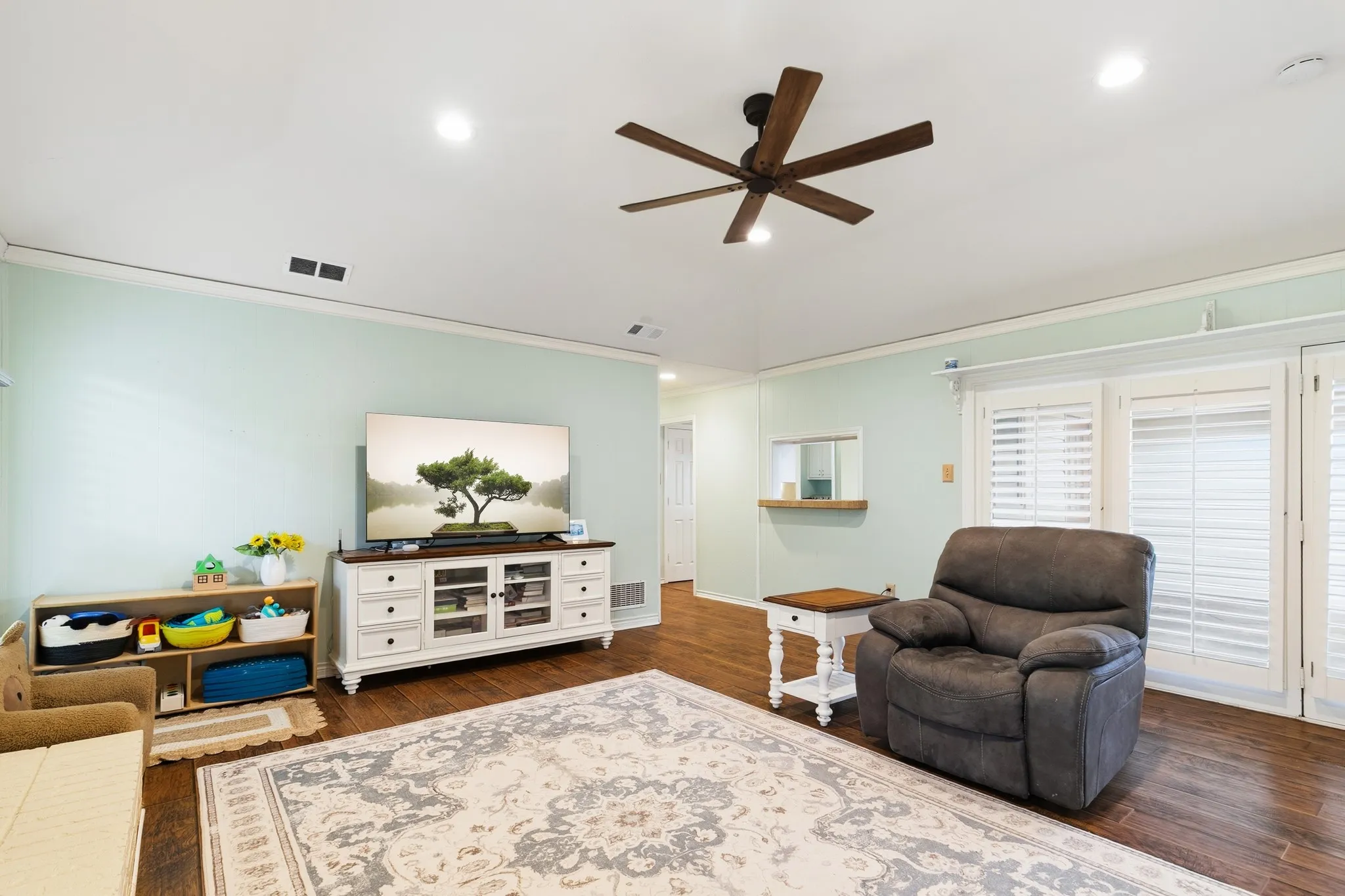 Single Family Residence For Sale in Rockwall County , 109 Crestwood Drive, Rockwall, Texas 75087, 3 Bedroom, 3 Bathroom, 2 Garage spaces, 1,817 Sqft, built in 1983, mls#21303345, Real Estate Agent in Rockwall, Homes For Sale in Rockwall county, Homes For Sale in Rockwall, Realtor in Rockwall Texas, Real Estate Brokerage Independent Realty Texas, Luminita Cordes Realtor