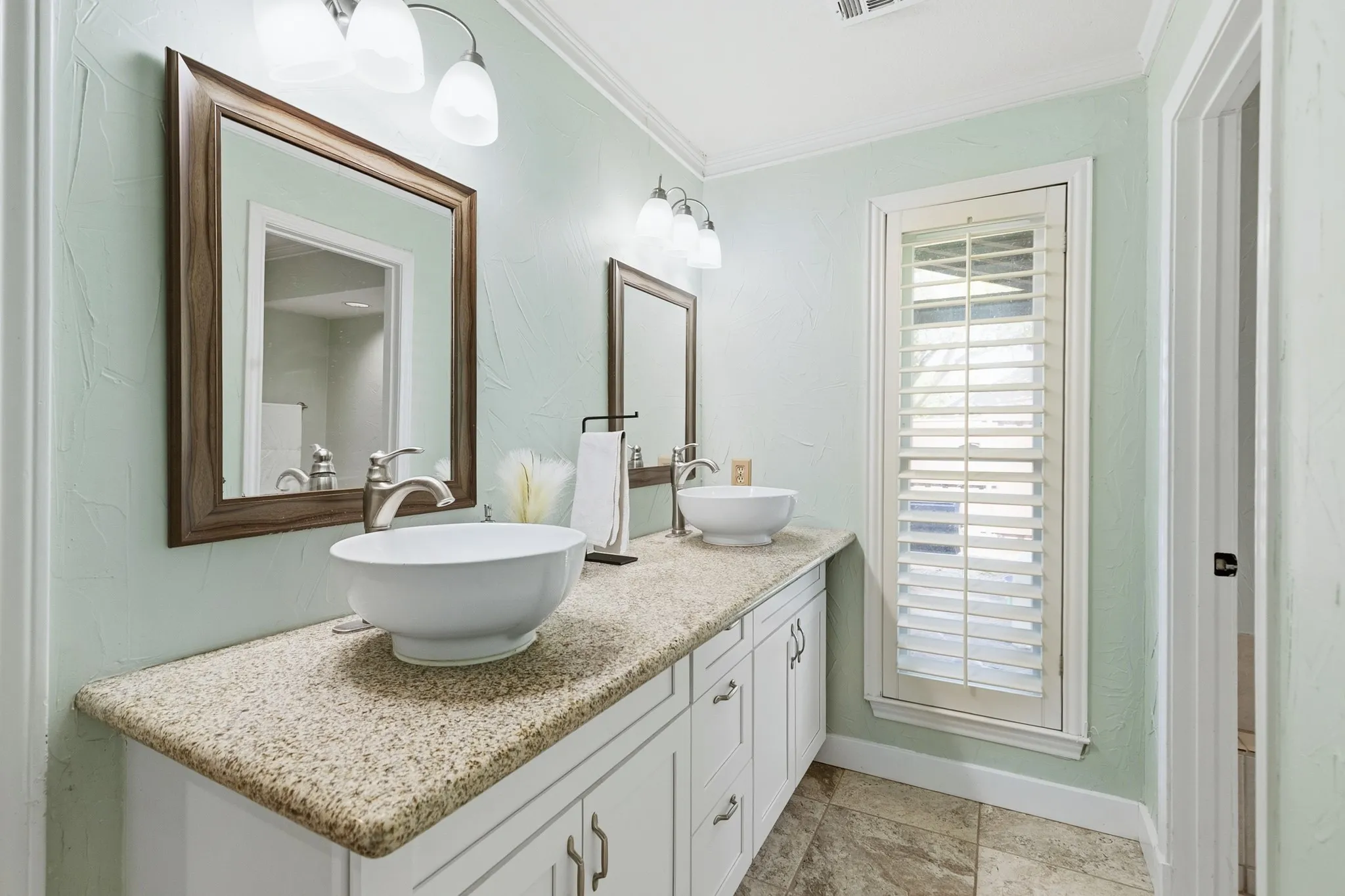 Single Family Residence For Sale in Rockwall County , 109 Crestwood Drive, Rockwall, Texas 75087, 3 Bedroom, 3 Bathroom, 2 Garage spaces, 1,817 Sqft, built in 1983, mls#21303345, Real Estate Agent in Rockwall, Homes For Sale in Rockwall county, Homes For Sale in Rockwall, Realtor in Rockwall Texas, Real Estate Brokerage Independent Realty Texas, Luminita Cordes Realtor