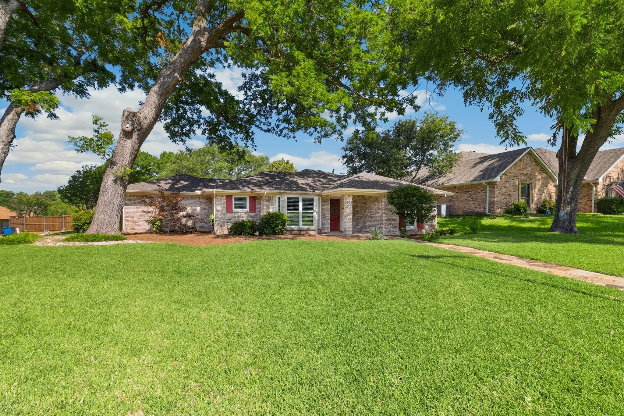 Single Family Residence For Sale in Rockwall County , 109 Crestwood Drive, Rockwall, Texas 75087, 3 Bedroom, 3 Bathroom, 2 Garage spaces, 1,817 Sqft, built in 1983, mls#21303345, Real Estate Agent in Rockwall, Homes For Sale in Rockwall county, Homes For Sale in Rockwall, Realtor in Rockwall Texas, Real Estate Brokerage Independent Realty Texas, Luminita Cordes Realtor
